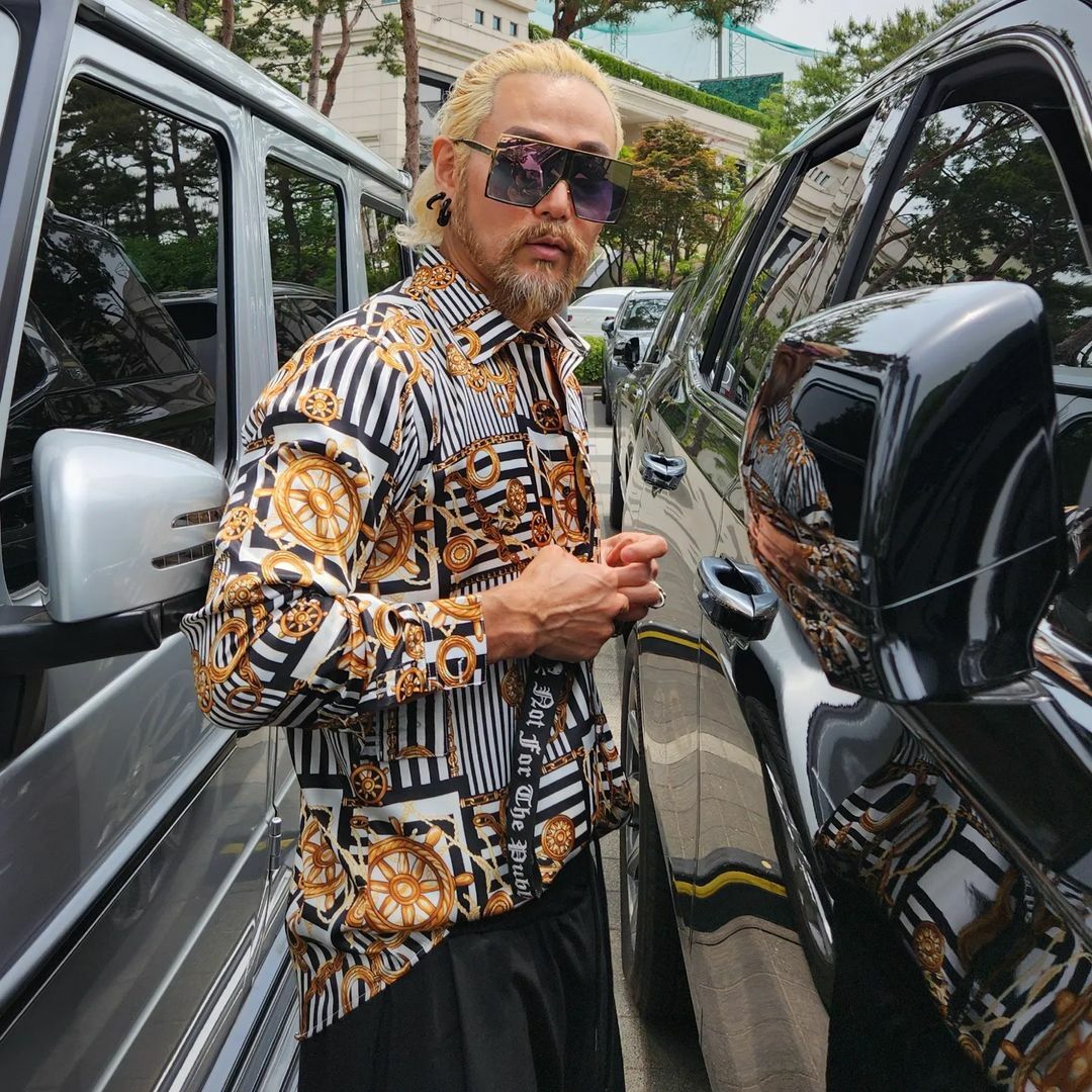 金色條紋絲綢襯衫