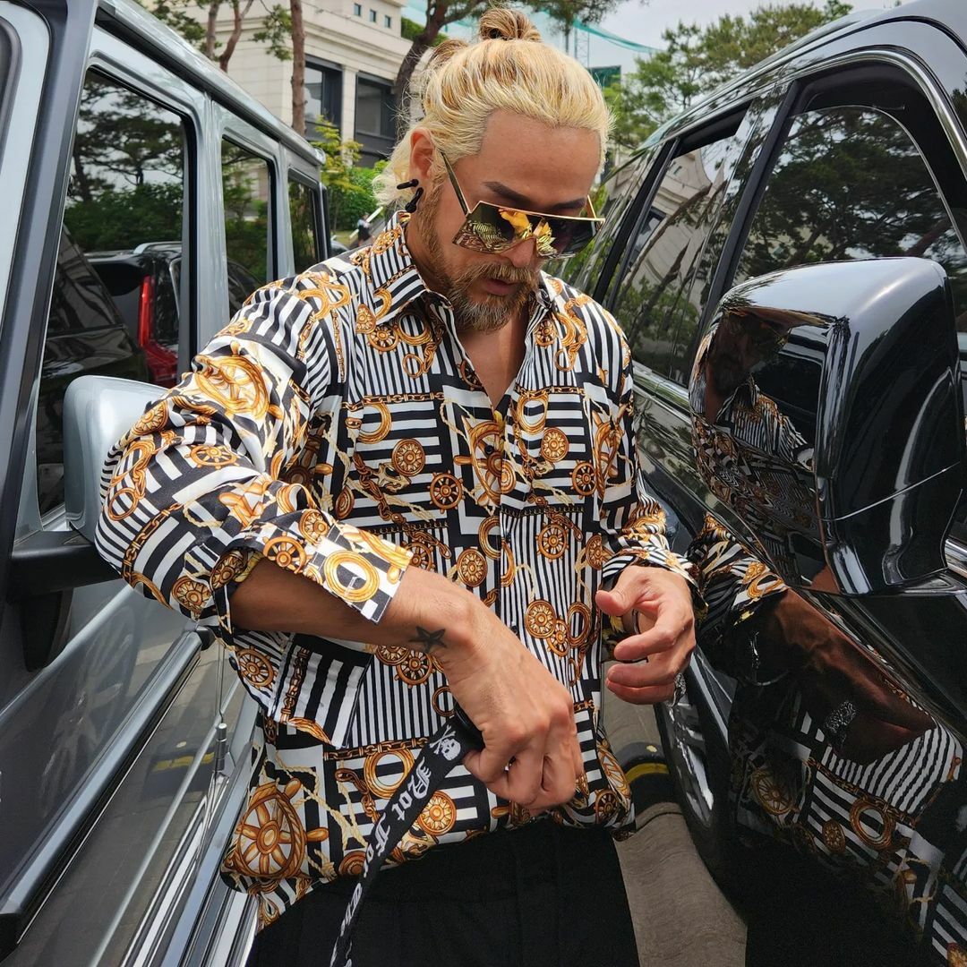 金色條紋絲綢襯衫