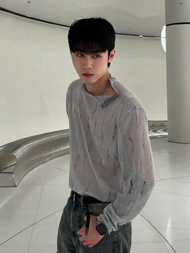 (韓國獨家特價)破洞按扣透視長袖T恤