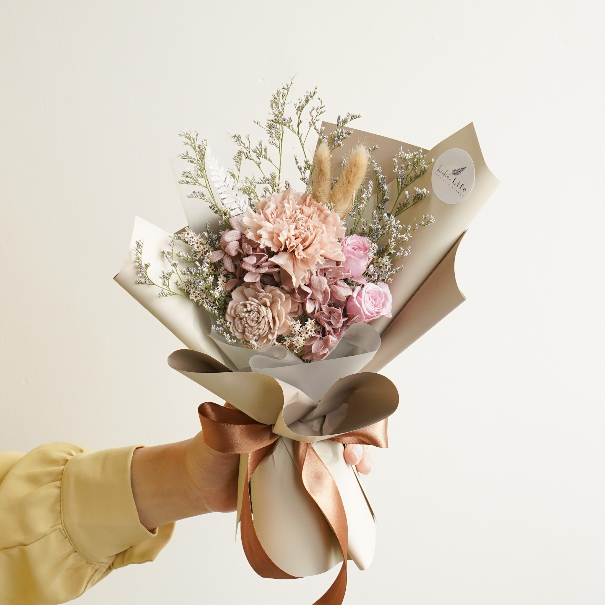 奶茶色康乃馨花束