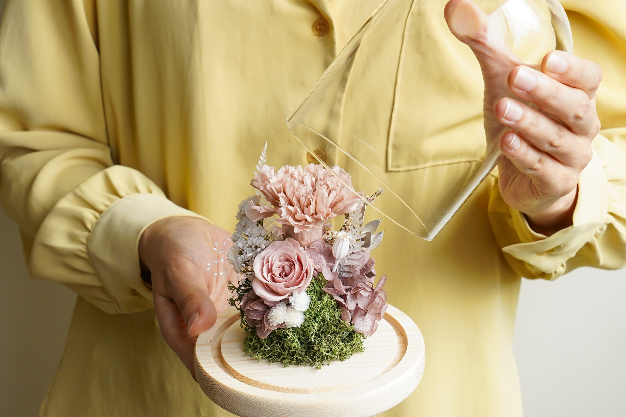 奶茶色康乃馨永生花玻璃罩,永生花康乃馨送花,台北乾燥花店