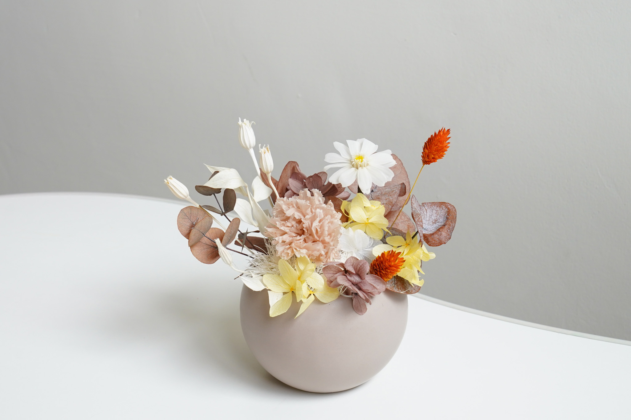 奶茶色永生花康乃馨繽紛小盆栽,母親節代客送花,紅色永生花康乃馨盆栽,母親節花藝作品,台北母親節送花推薦,永生花禮物,台北開幕送花推薦花店禮盒1