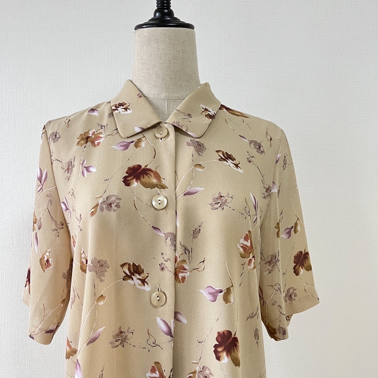 杏色清雅花卉圖案古著衣