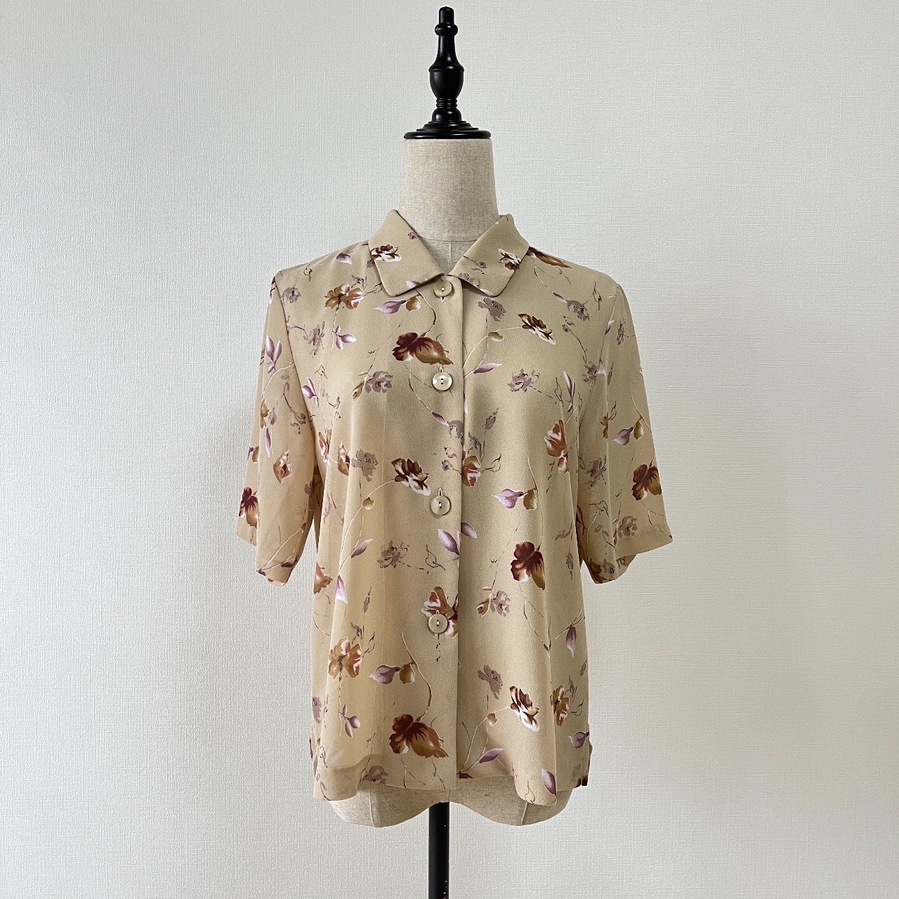 杏色清雅花卉圖案古著衣