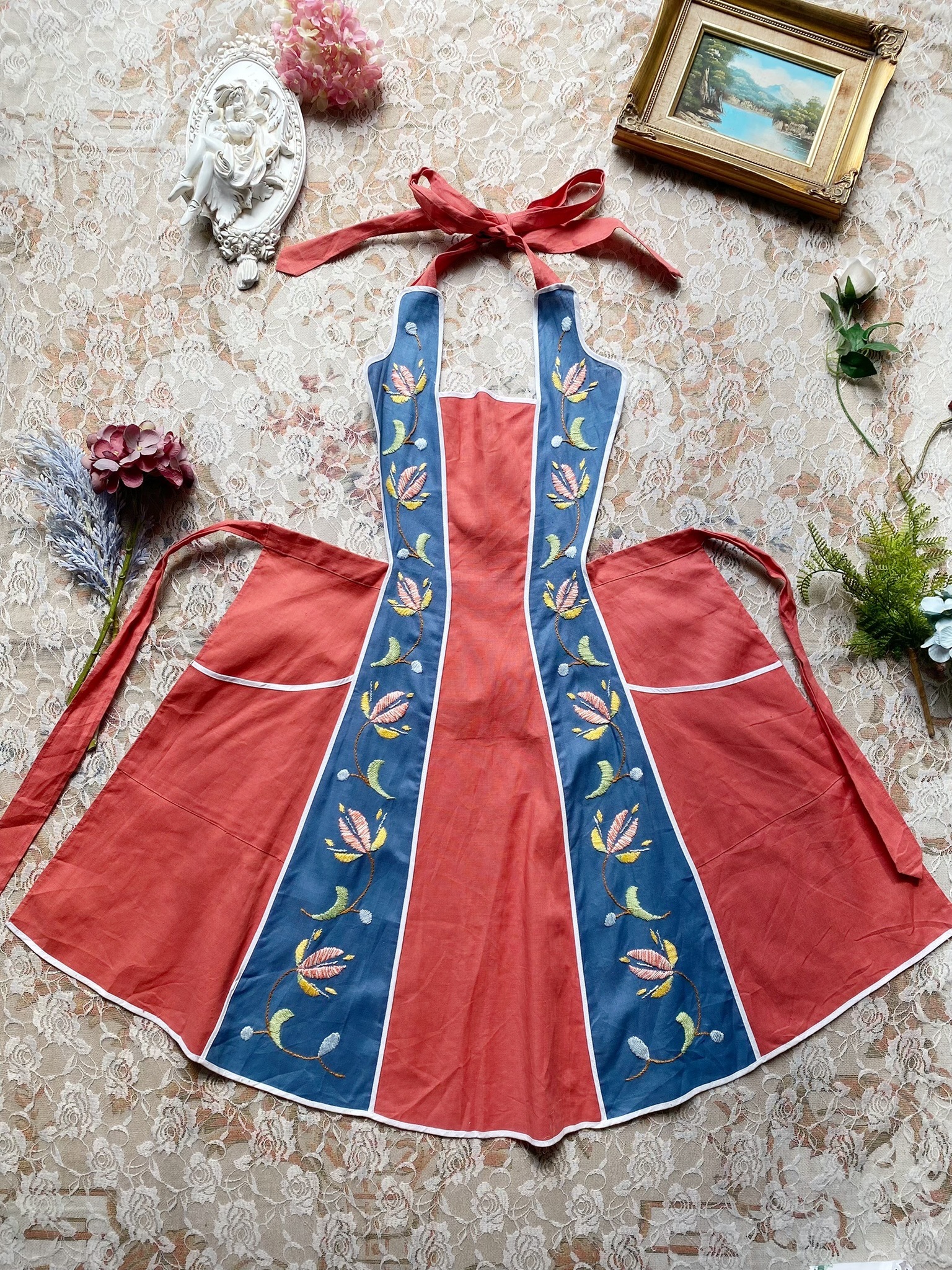 Vintage Apron/紅藍配色花卉刺繡綁帶圍裙
