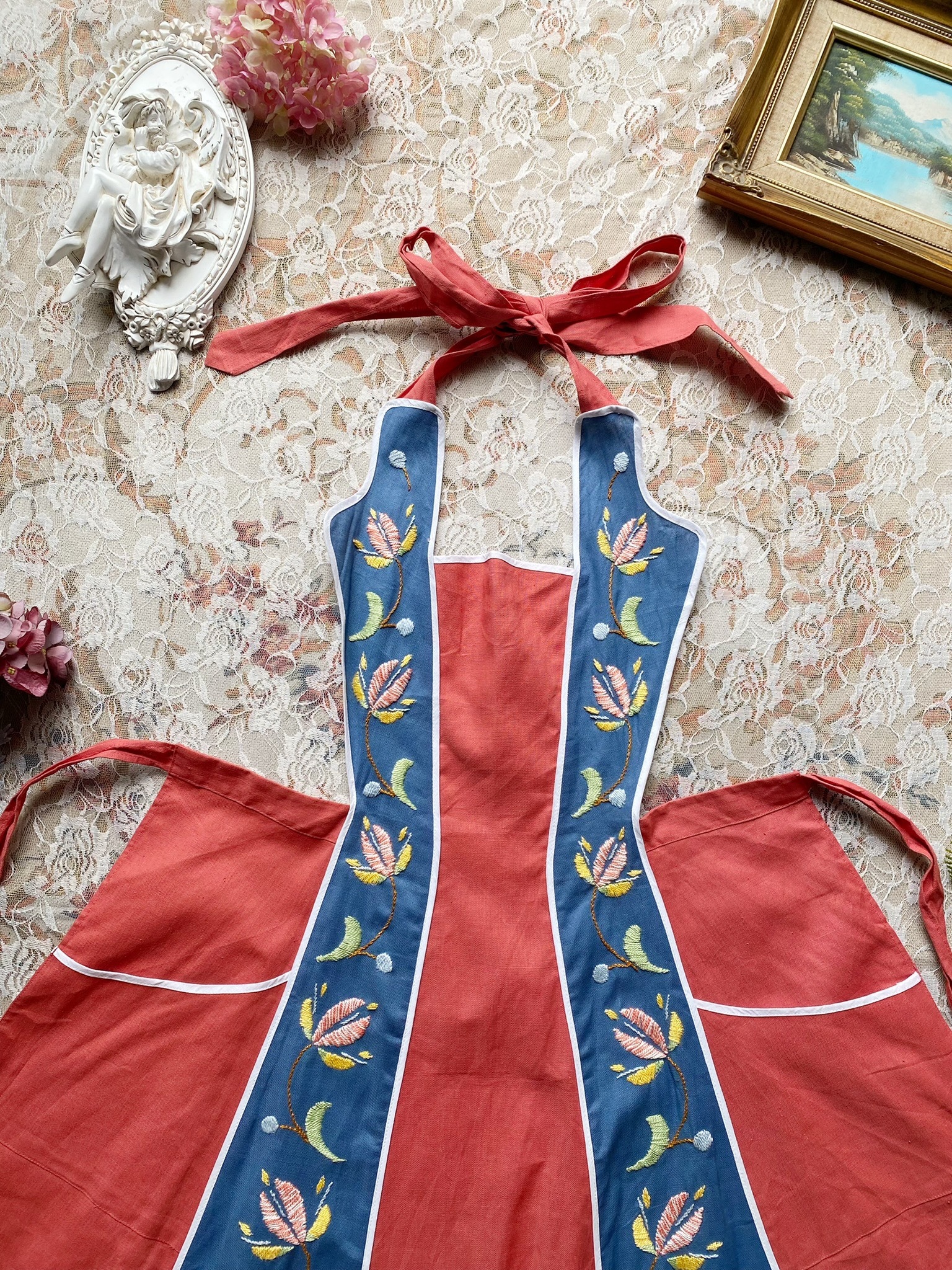 Vintage Apron/紅藍配色花卉刺繡綁帶圍裙