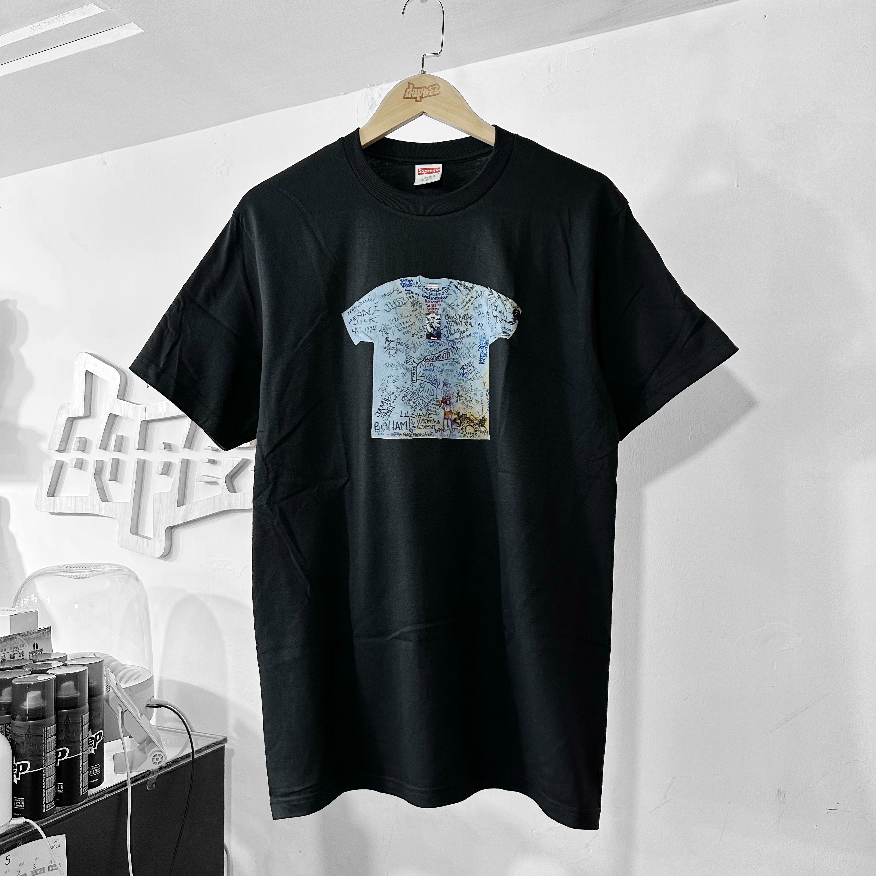 Supreme SS24 First Tee Black 三十週年紀念TEE
