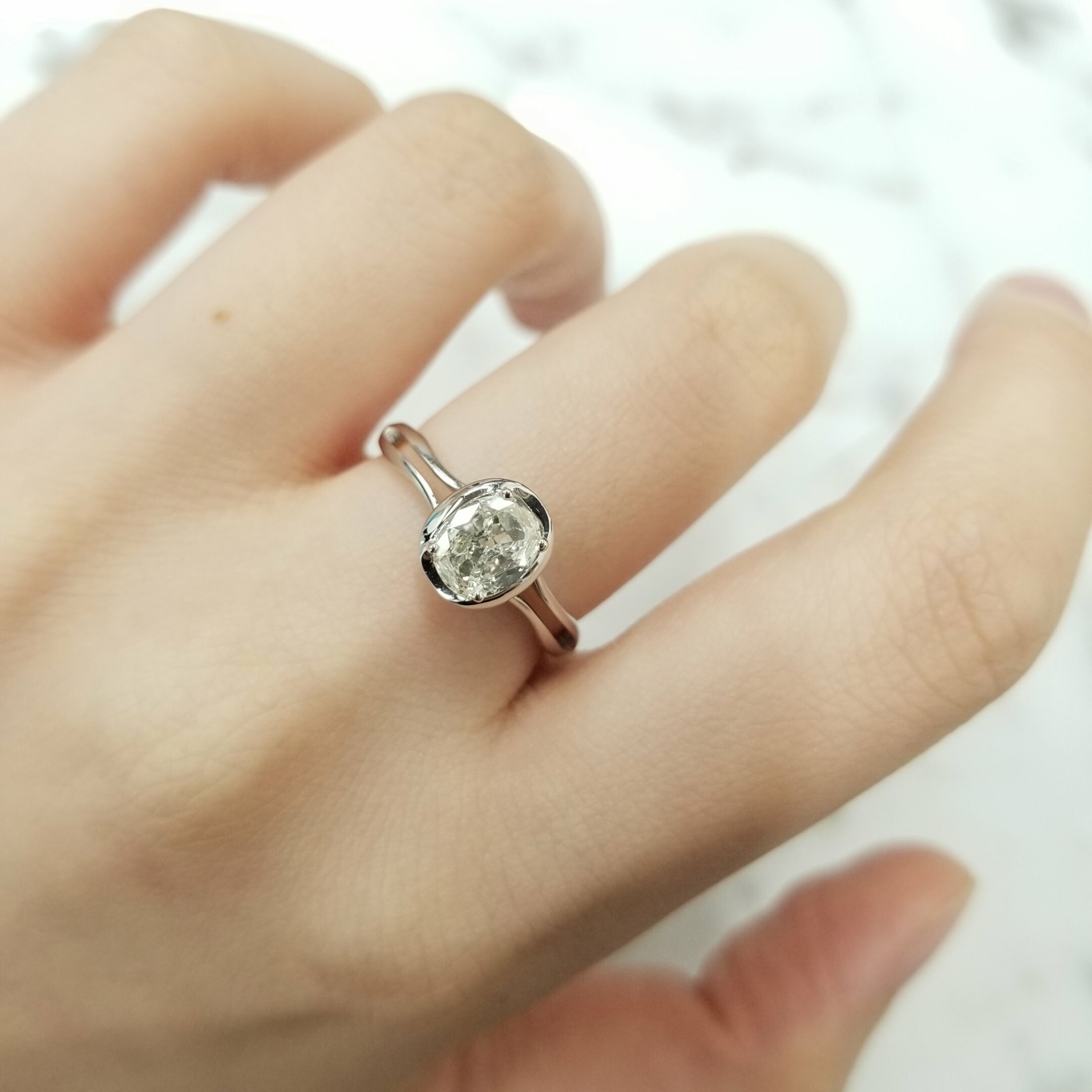 全新18K白金【單粒67份蛋形鑽石】戒指