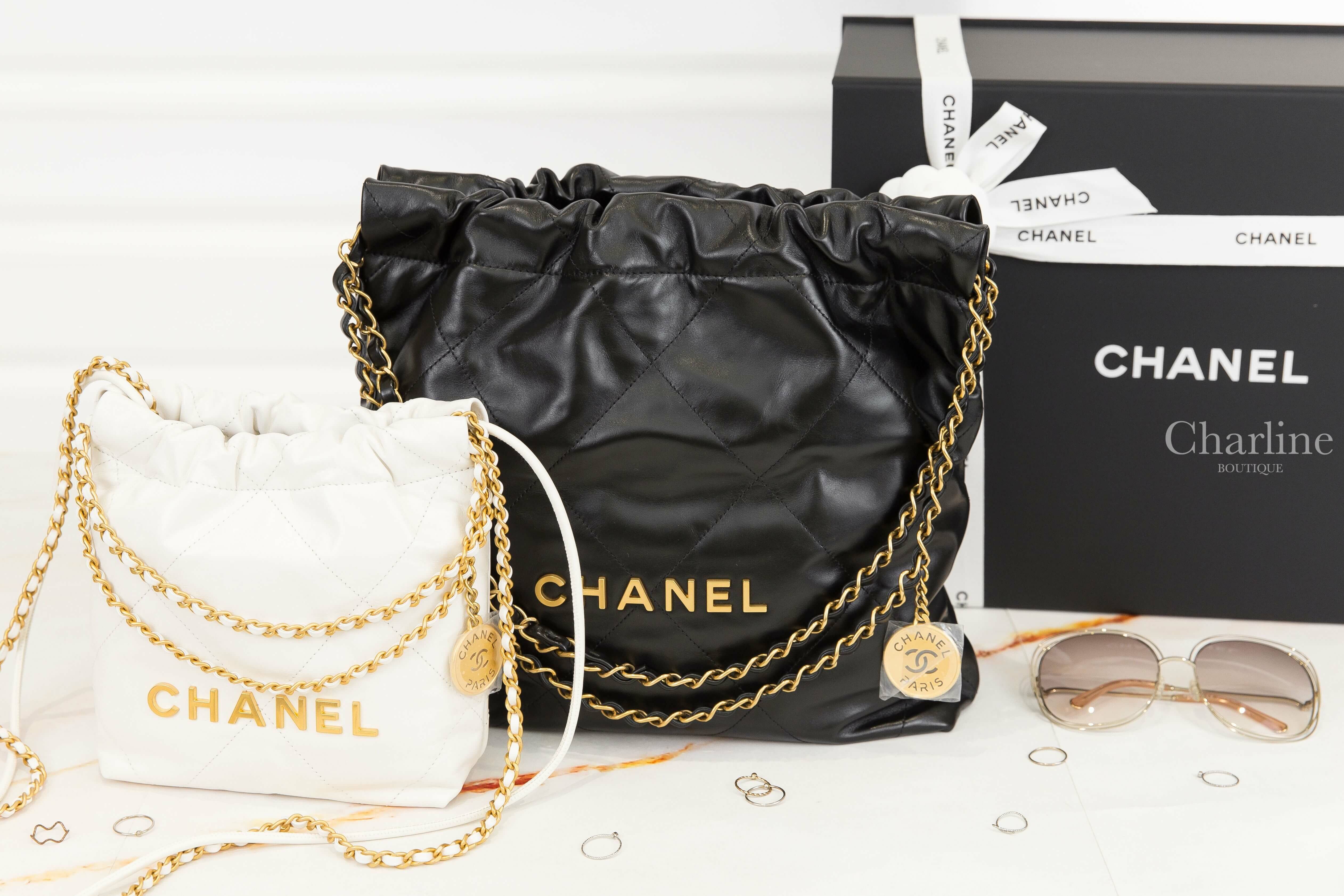 Chanel 22 Small Handbag 黑色金字徽章鍊帶小型小牛皮大菱格紋肩背包,Chanel 22 Mini Handbag 白色金字徽章鍊帶迷你小牛皮大菱格紋手提肩背包-Charline Boutique 精品代購