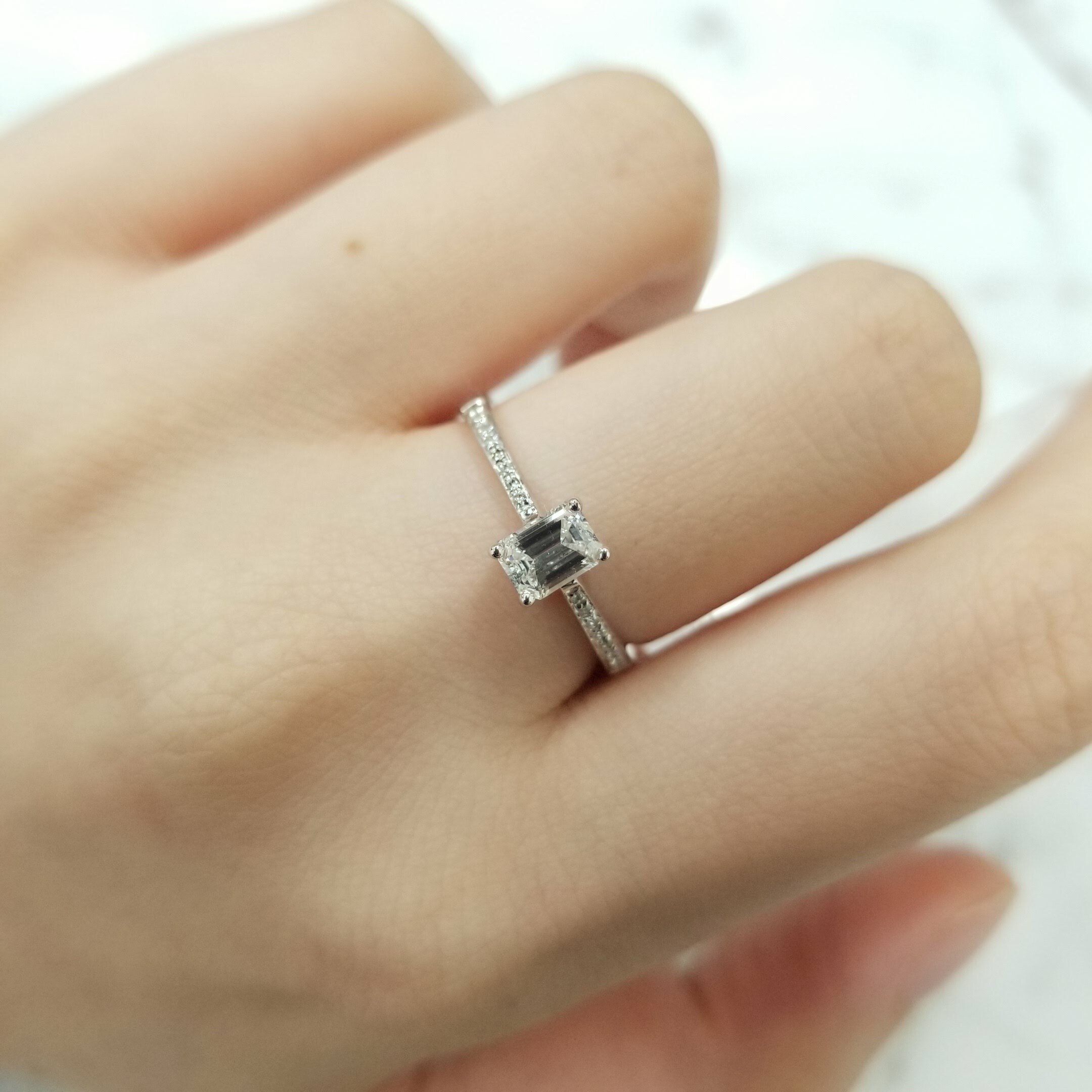 全新18K白金【單粒36份方形鑽石】配小鑽共41份戒指