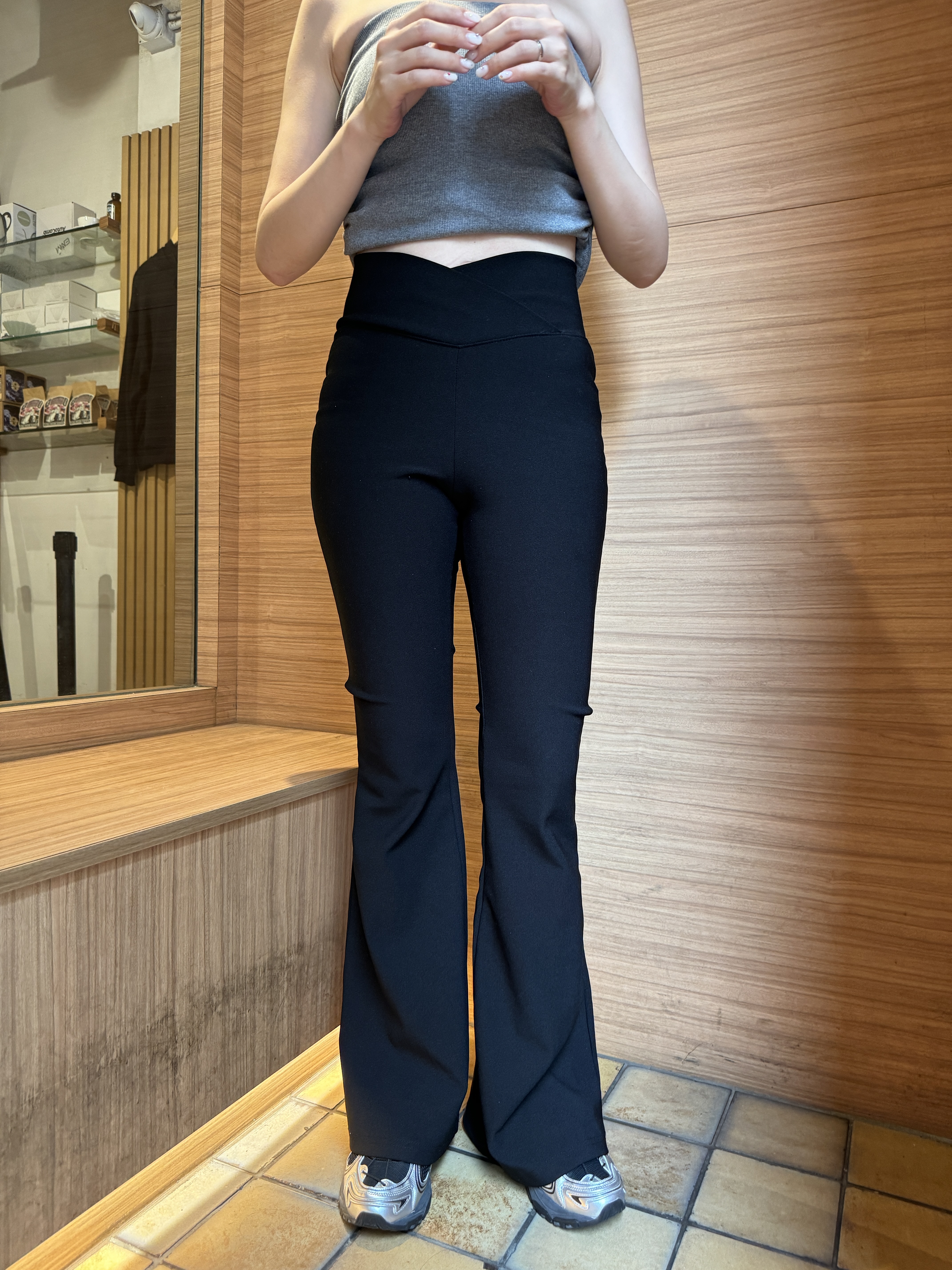 (現貨) 設計感小V彈性貼腳高腰喇叭褲 P4201 (黑)