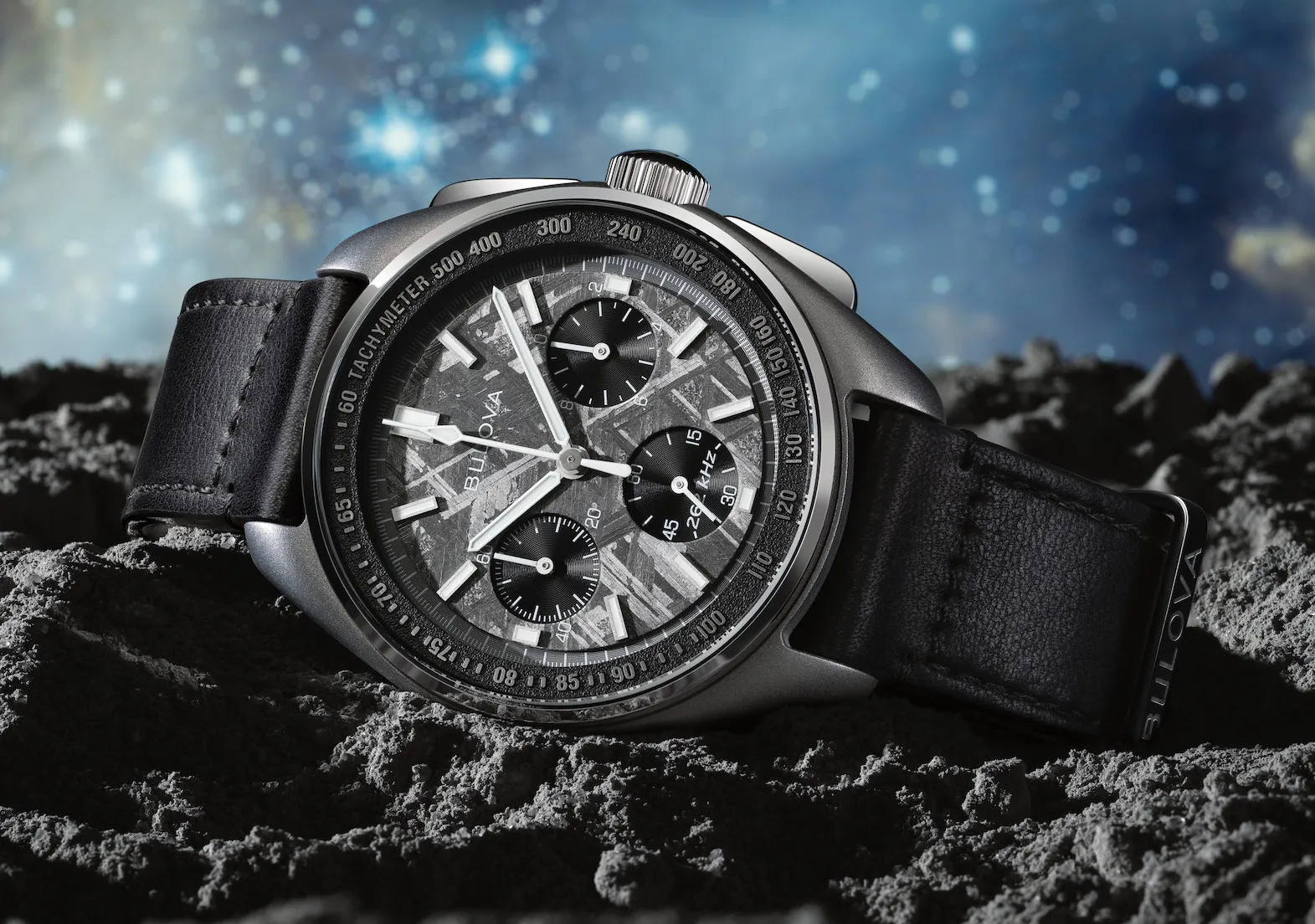 萬年鐘錶 - BULOVA 寶路華  登月錶  Luna Pilot  限量完美復刻鈦金屬錶框隕石面盤漫步月球皮革款男錶 96A312 錶徑 43.5MM