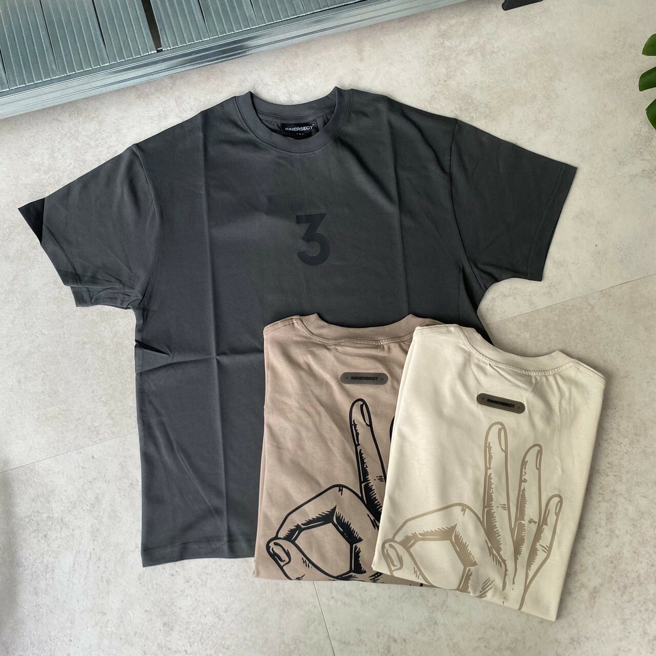 INNERSECT 三生萬物 胸口數字3號 手勢三短Tee INN23SSTTE17