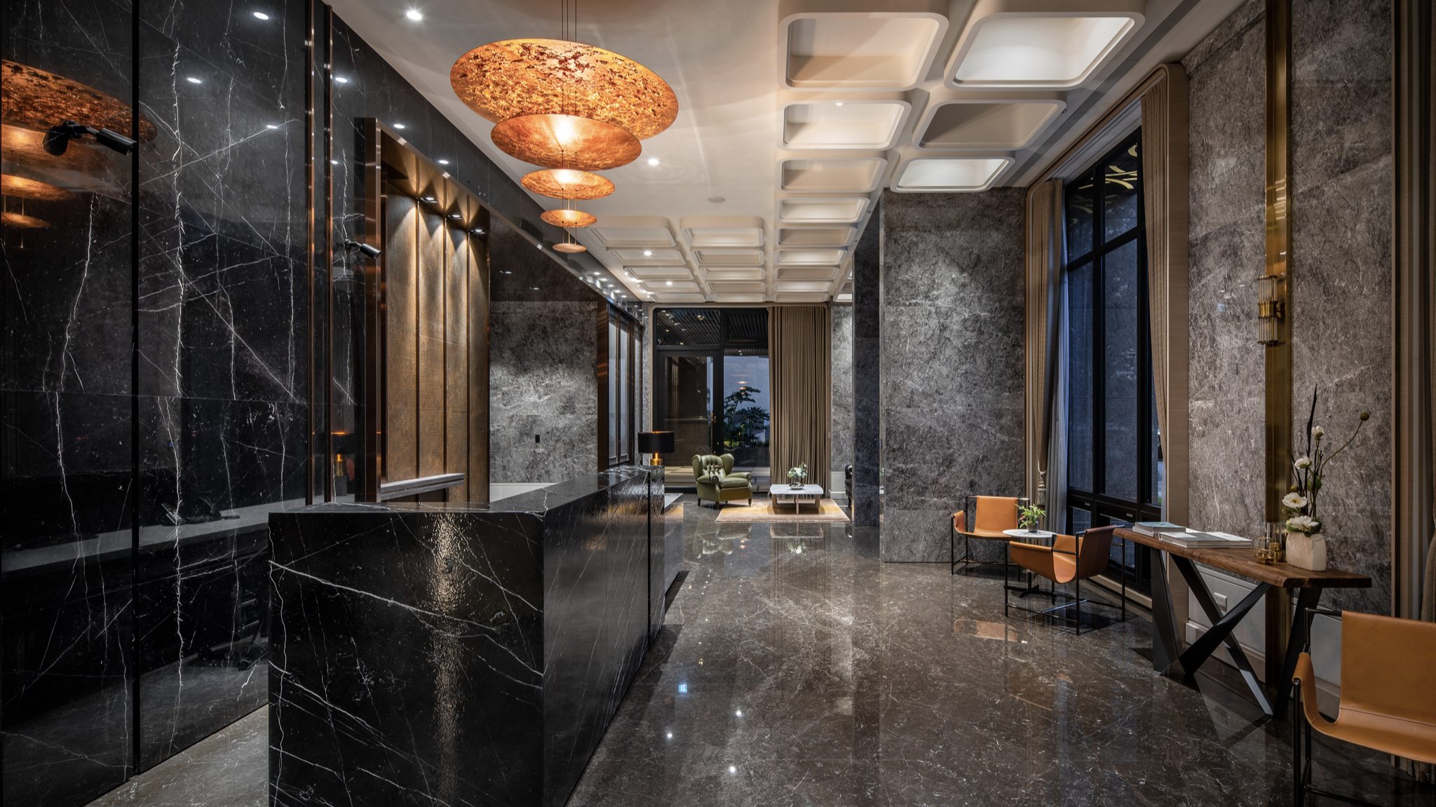 民生高峰會大廳以彷彿層層蛋糕堆疊的義大利進口吊燈裝飾，手工打造的紅銅吊燈，散發出浪漫的粉色光澤，盡顯富麗堂皇又典雅。