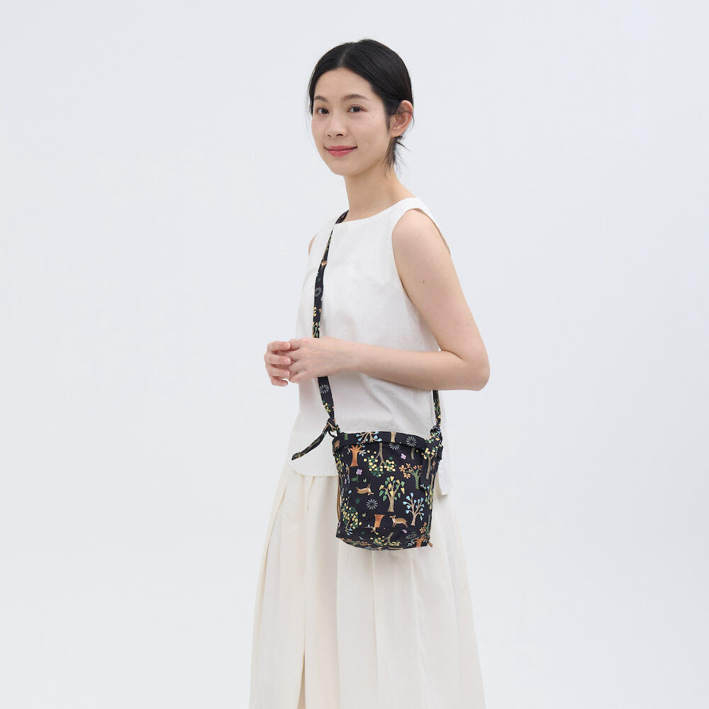 印花束口斜背包