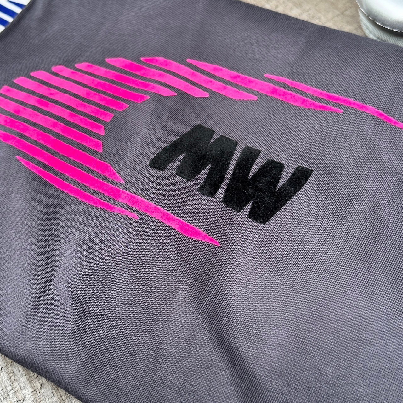 #98986 韓國賽車風植絨短T深灰特寫照