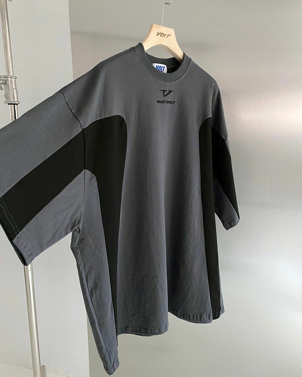 拼色英文字短袖Tee VOLT-046T