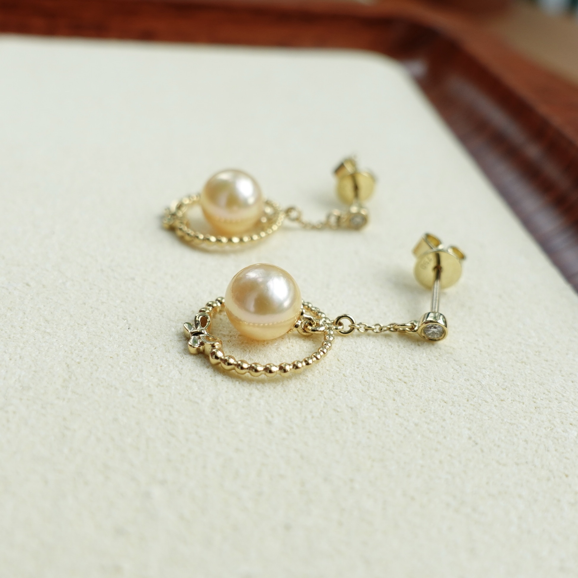 18K金日本天然香檳金色Akoya珍珠圓圈鑽石耳吊 (5.5-6mm)