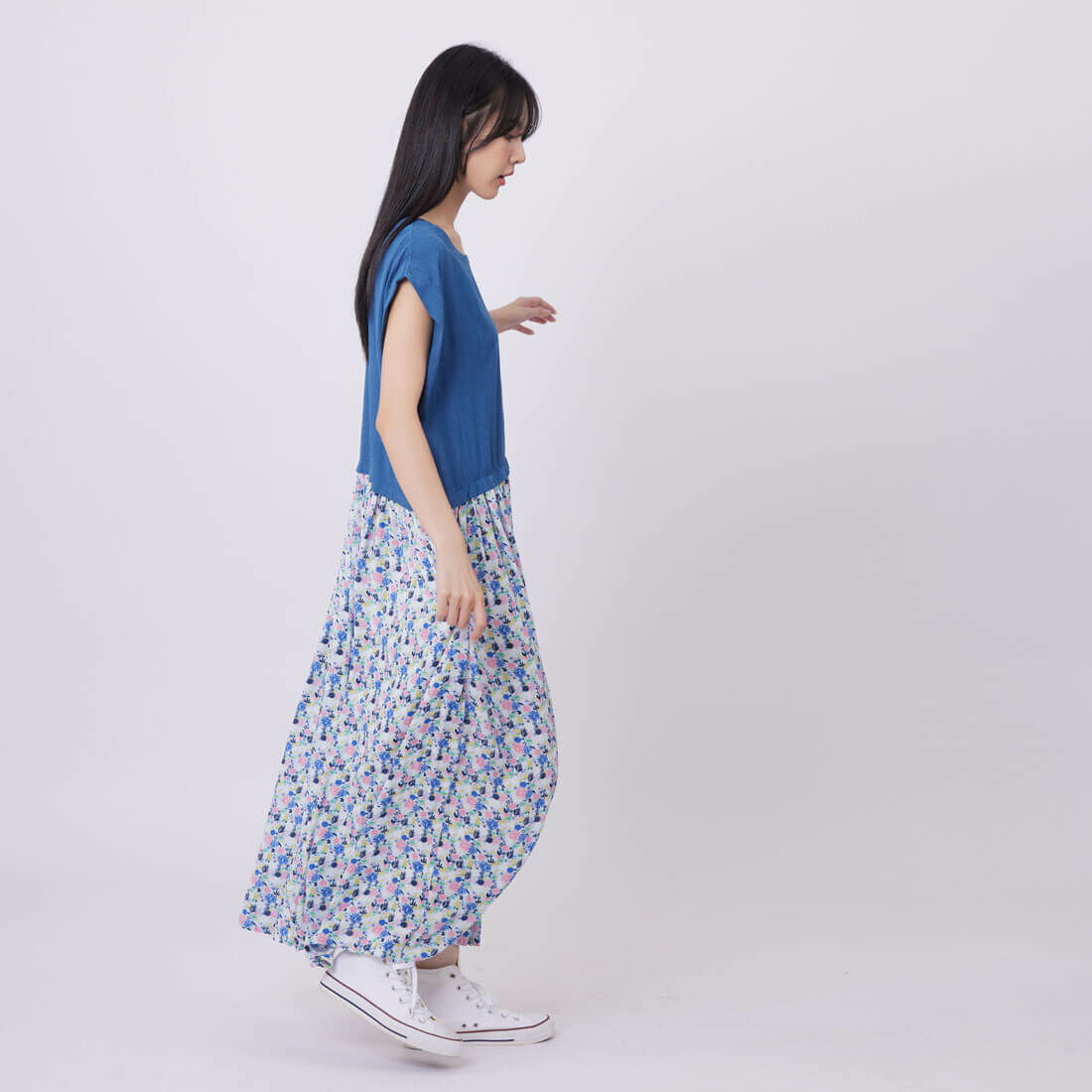 Flora花卉落肩剪接印花夏日洋裝/藍