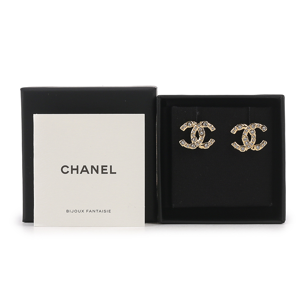【CHANEL】CC Logo 大小水鑽鑲飾針式耳環(金色) ABD310 B16658 NX994