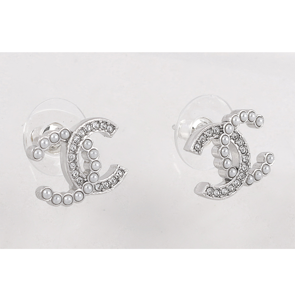 【CHANEL】CC Logo 水鑽及珍珠鑲飾針式耳環(銀色) ABD478 B16782 NY391