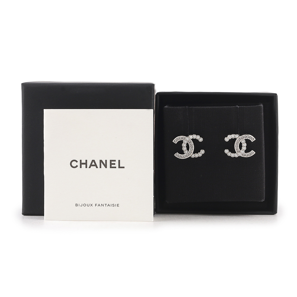 【CHANEL】CC Logo 水鑽及珍珠鑲飾針式耳環(銀色) ABD478 B16782 NY391