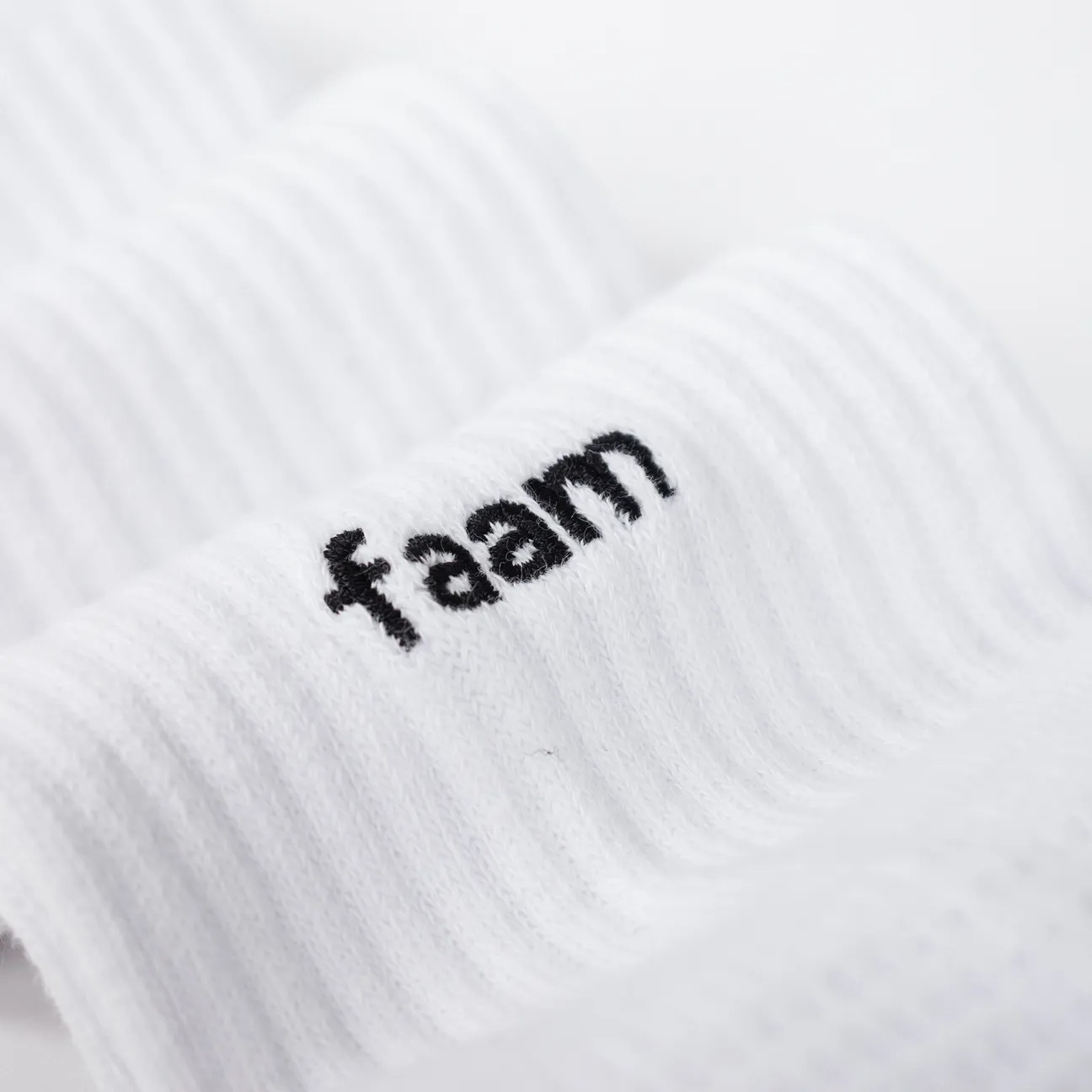 ESSENTIAL CREW 柔白 - 素面單色針織高筒襪