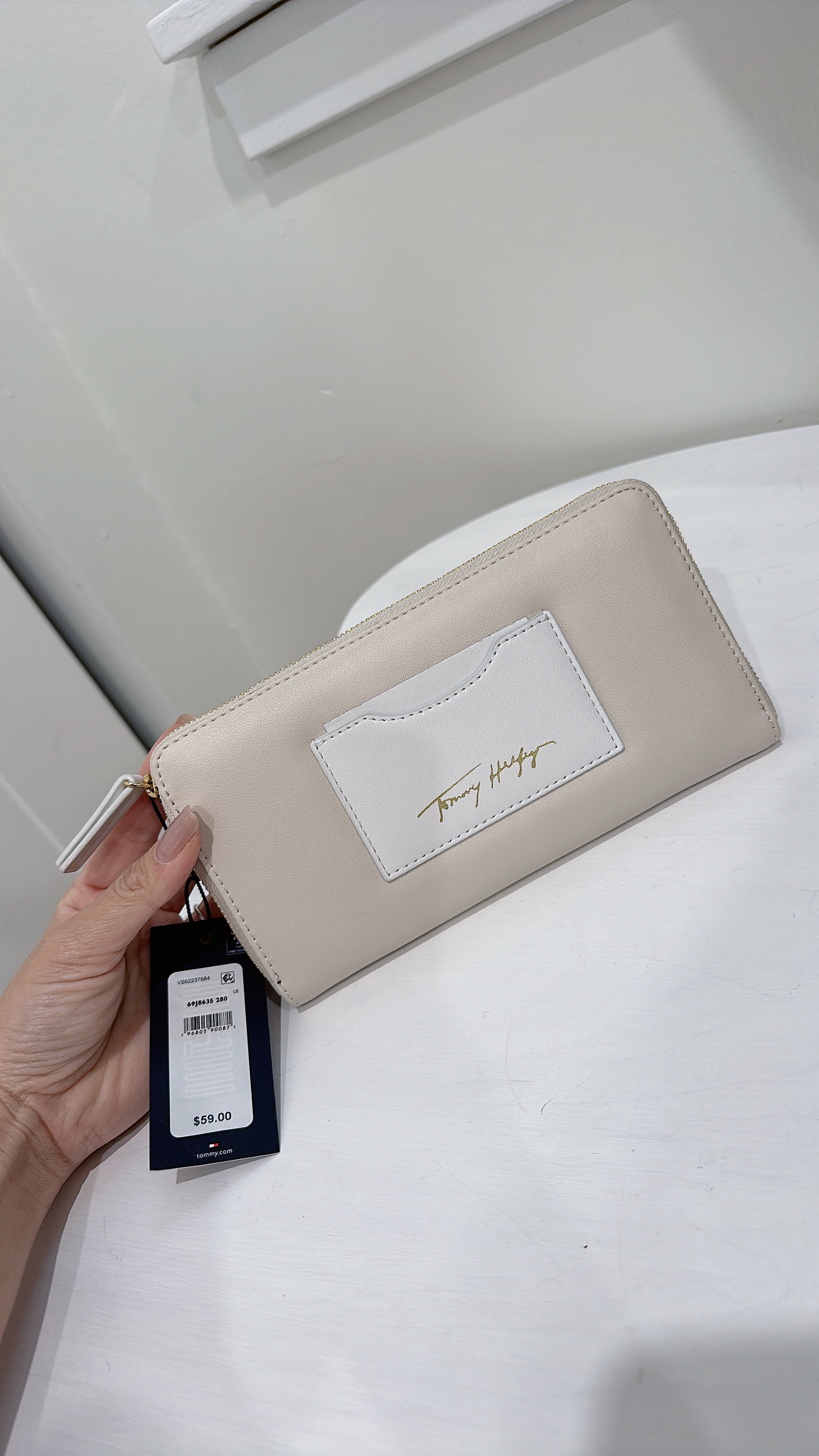 Tommy Hilfiger Zip Around Wallet