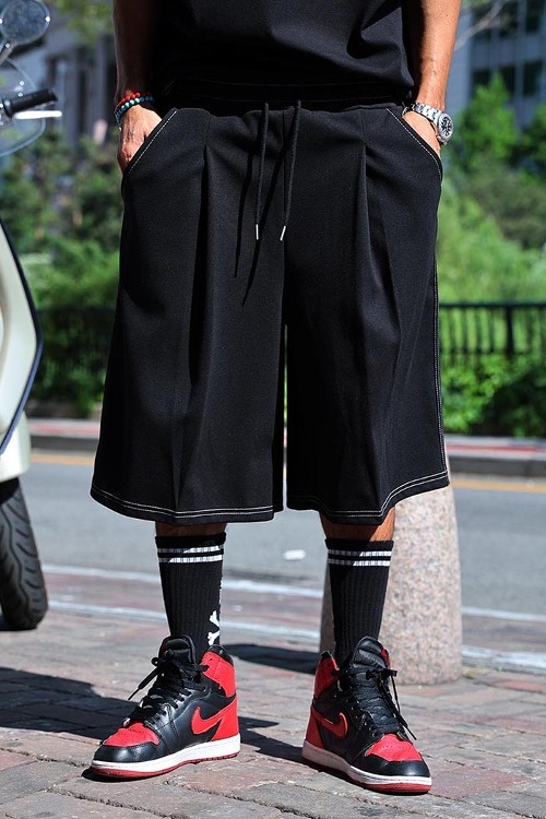 縫線配色寬大短褲