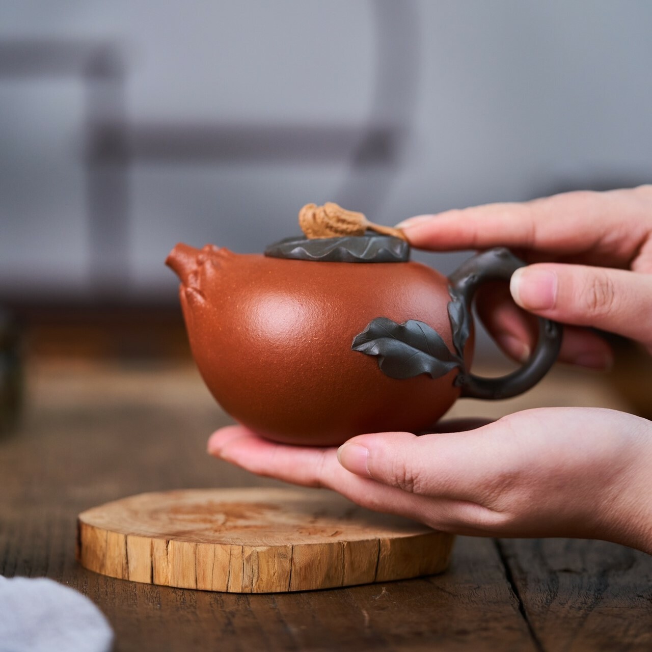 【佛手】-- 以其獨特的造型和精緻的工藝，展現了深厚的藝術和文化內涵。