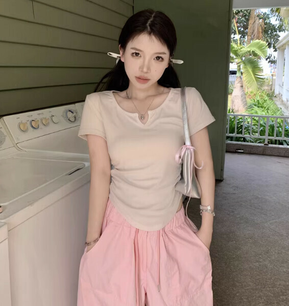 Summer irregular V-neck shoulder short sleeve T (milk apricot color) [Size: S-L] [Contact customer service to confirm the shipping size after placing an order]