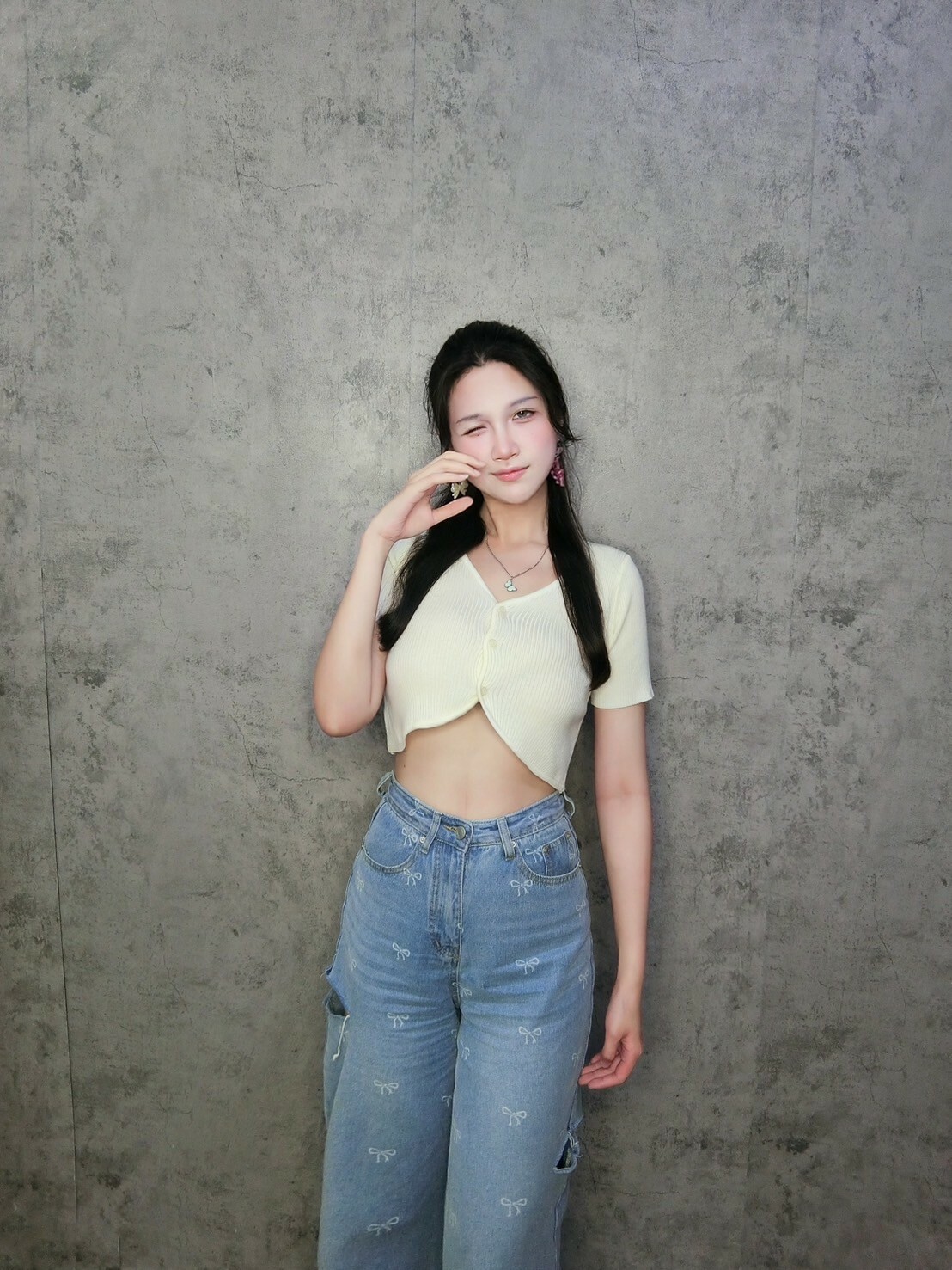 蝴蝶型修身小釦子V領小Tee