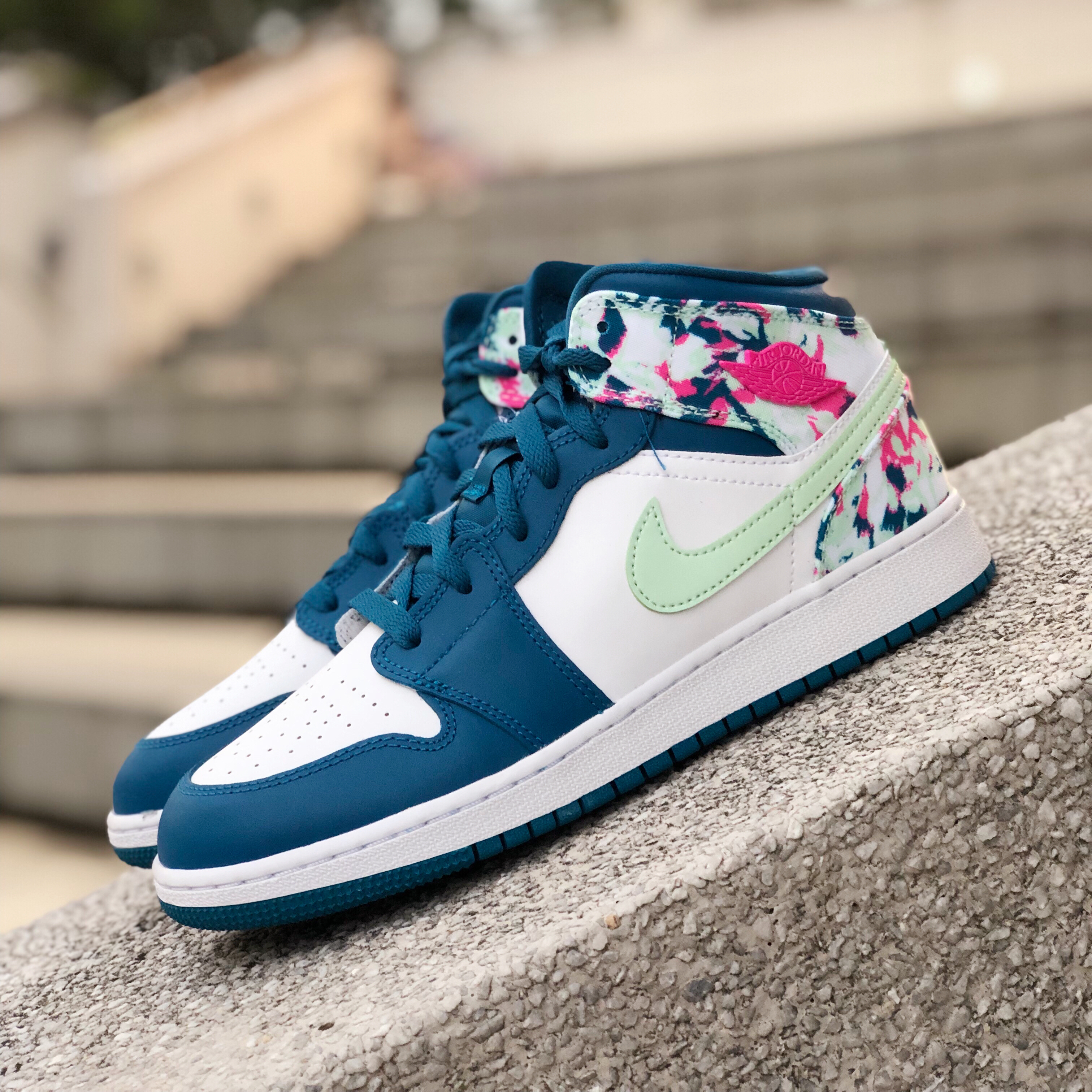 Air Jordan 1 Mid GS White Blue Pink