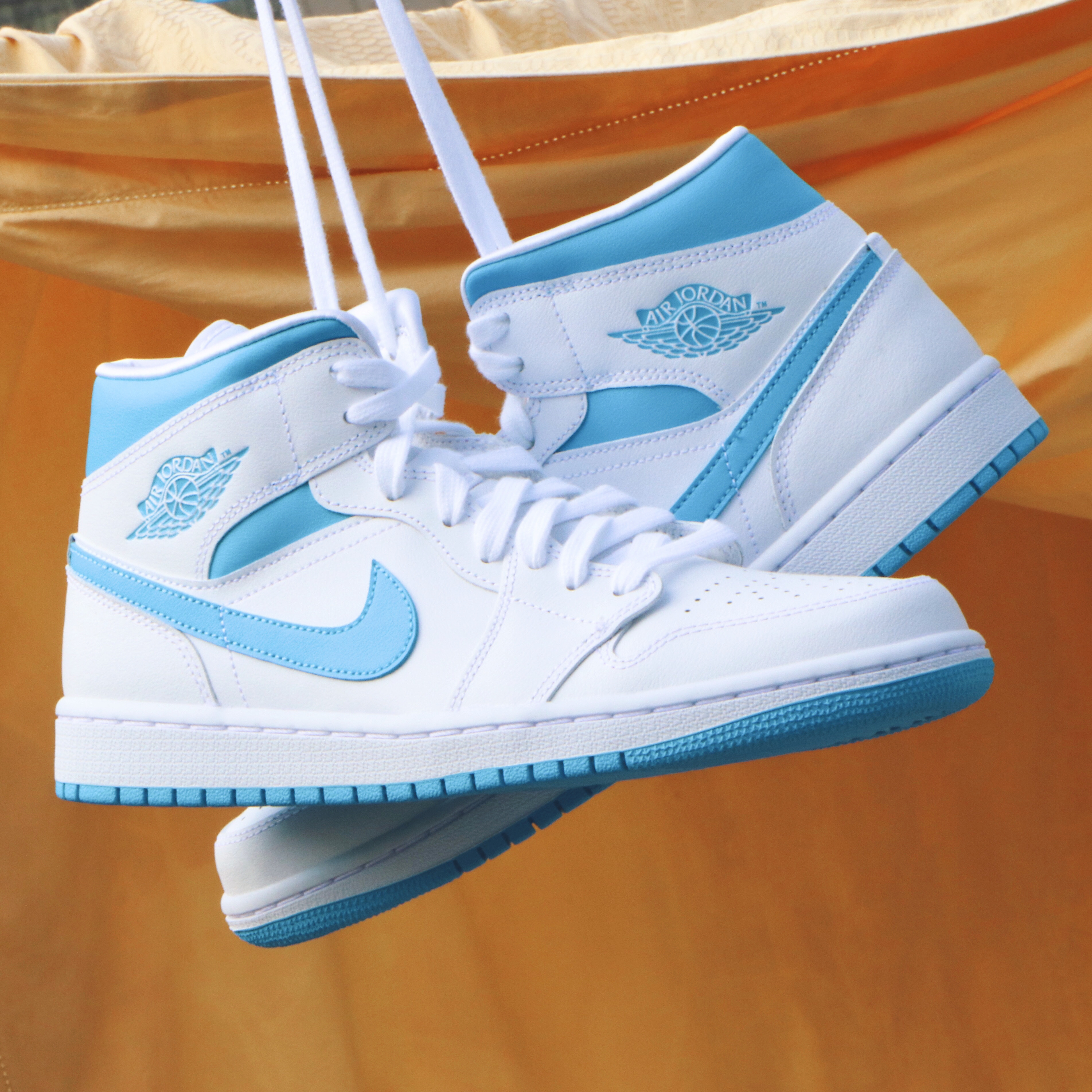 Air Jordan 1 Mid UNC