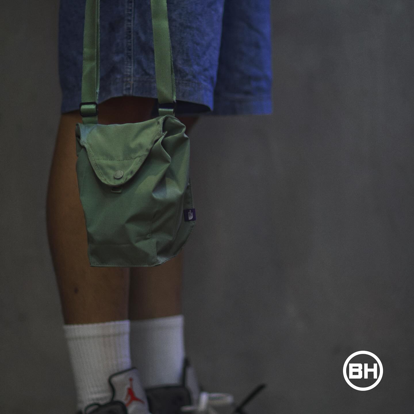 The North Face Mountain Wind ShoulderBag