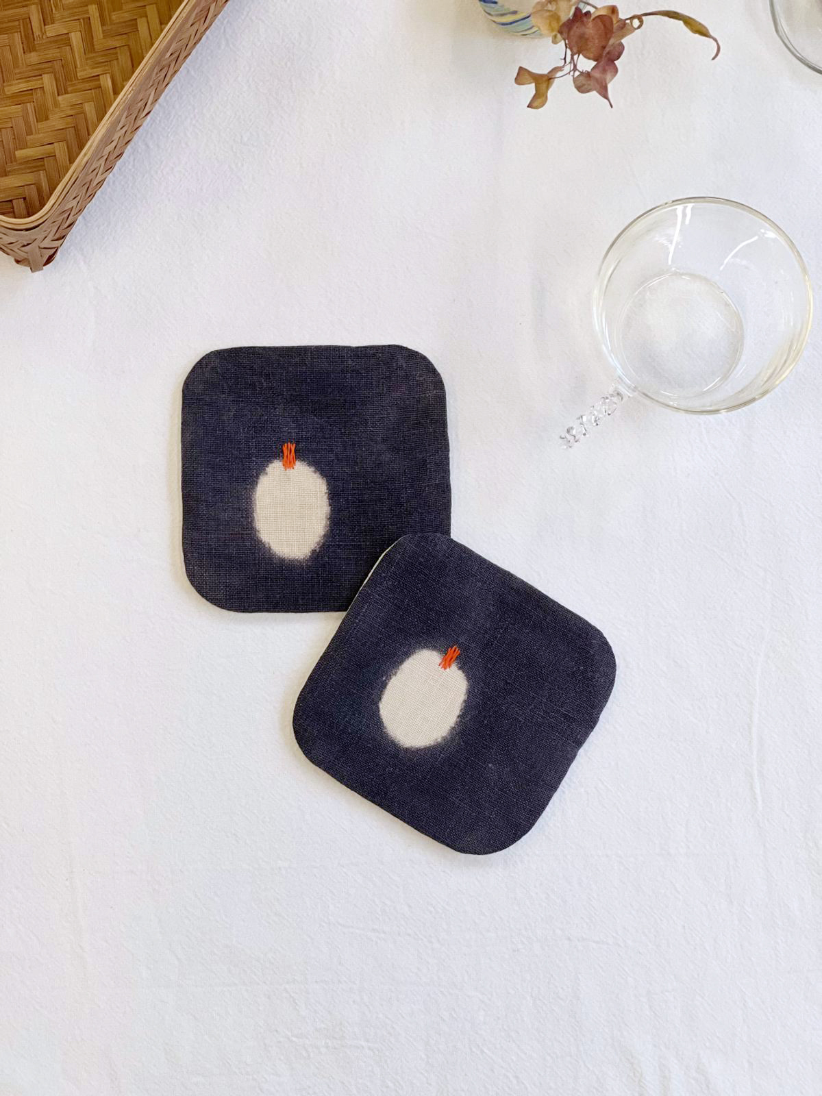 手工泥染 刺繡杯墊 木炭｜Tomotake