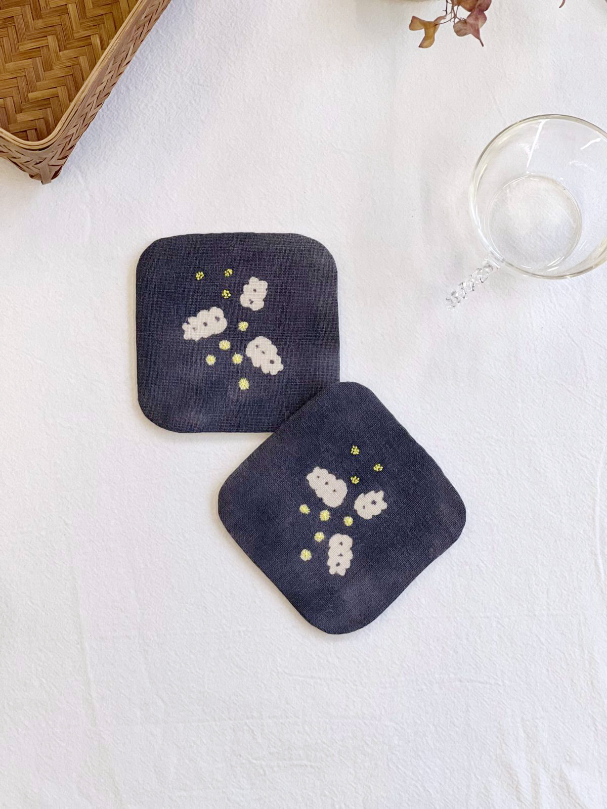 手工泥染 刺繡杯墊 含羞草｜Tomotake