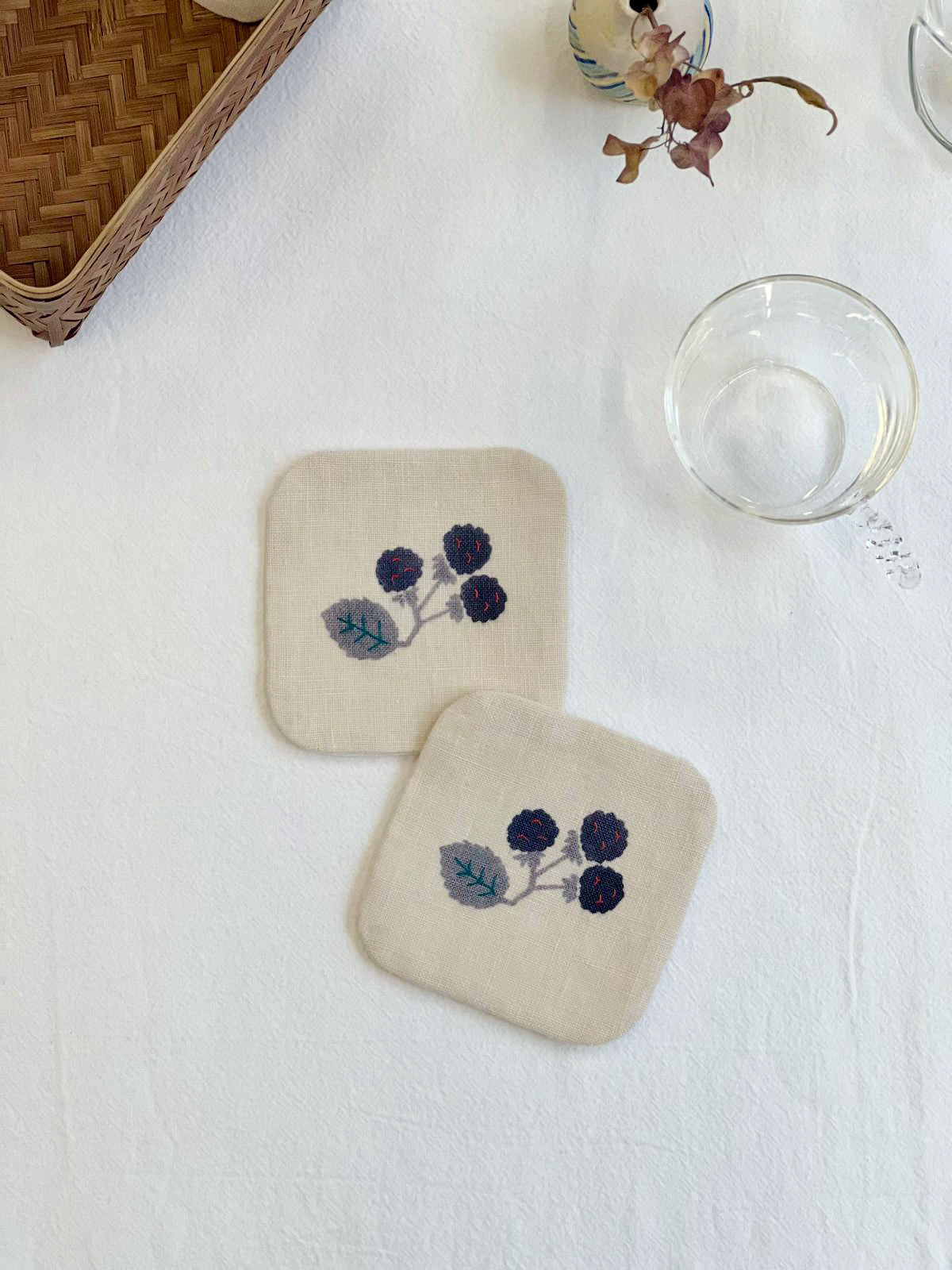 手工泥染 刺繡杯墊 樹莓｜Tomotake