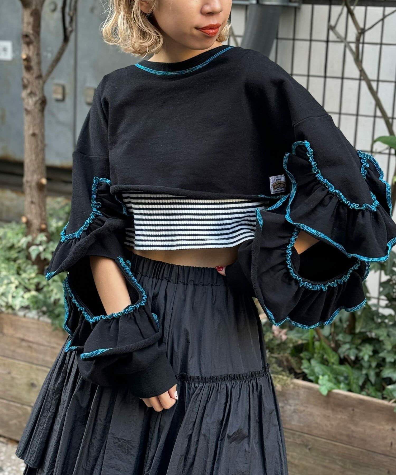 Hello San Francisco / Cut-out ruffle sweatshirt