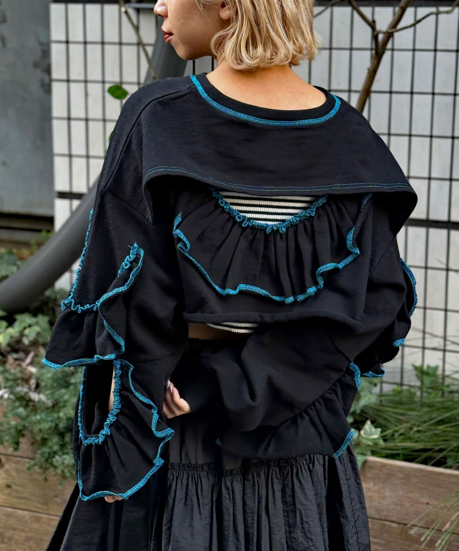 Hello San Francisco / Cut-out ruffle sweatshirt