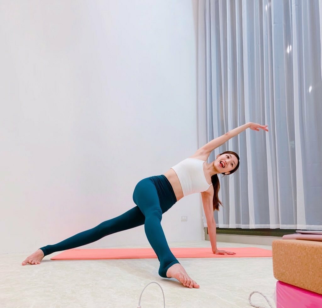 一個女性穿 ASify 瑜伽褲做皮拉提斯側平板變化式
