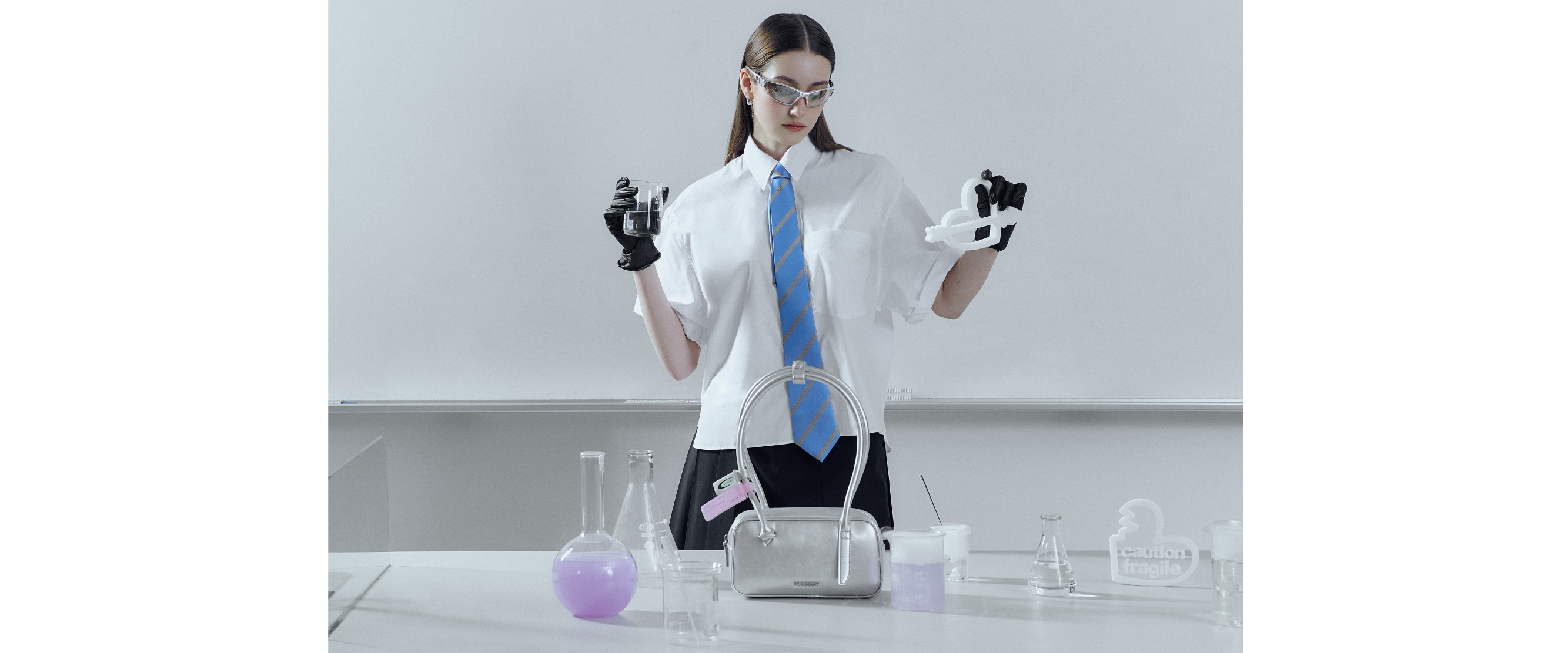 『ROBINMAY ACADEMY』學校主題，實驗室場景。瓶瓶罐罐的化學器材中放著正在研究的銀色Kadi 包款。