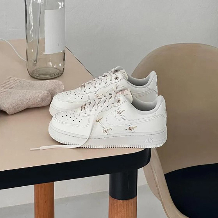 NIKE AIR FORCE 1 SWOOSH 立體小勾 金勾 泫雅 FV3654-111