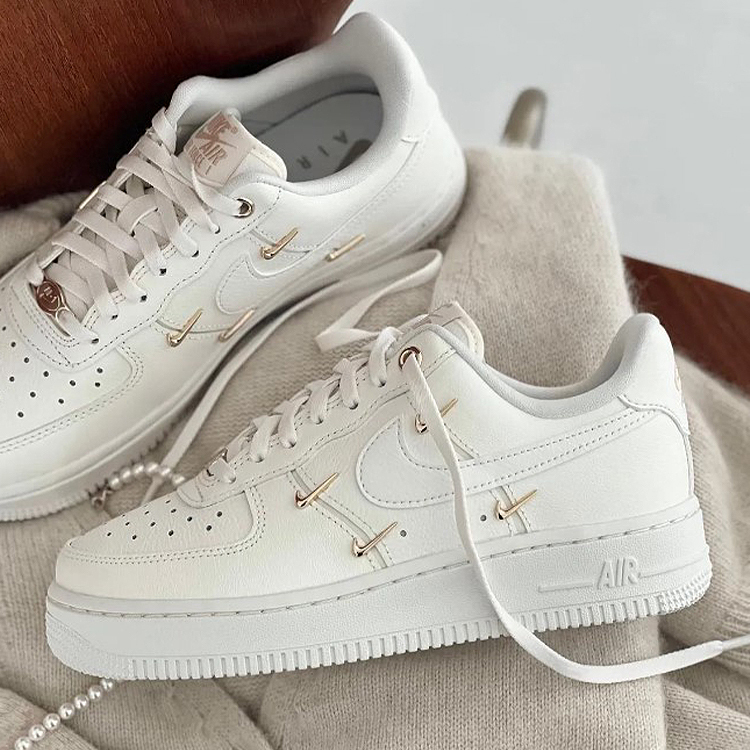 NIKE AIR FORCE 1 SWOOSH 立體小勾 金勾 泫雅 FV3654-111
