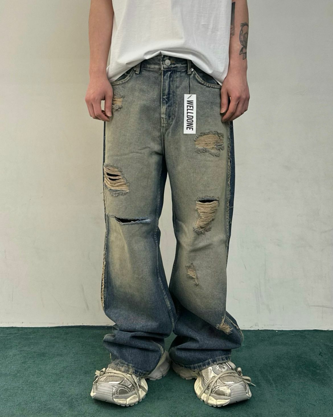 洗水破洞鬆身牛仔褲 WELL DONE-065J