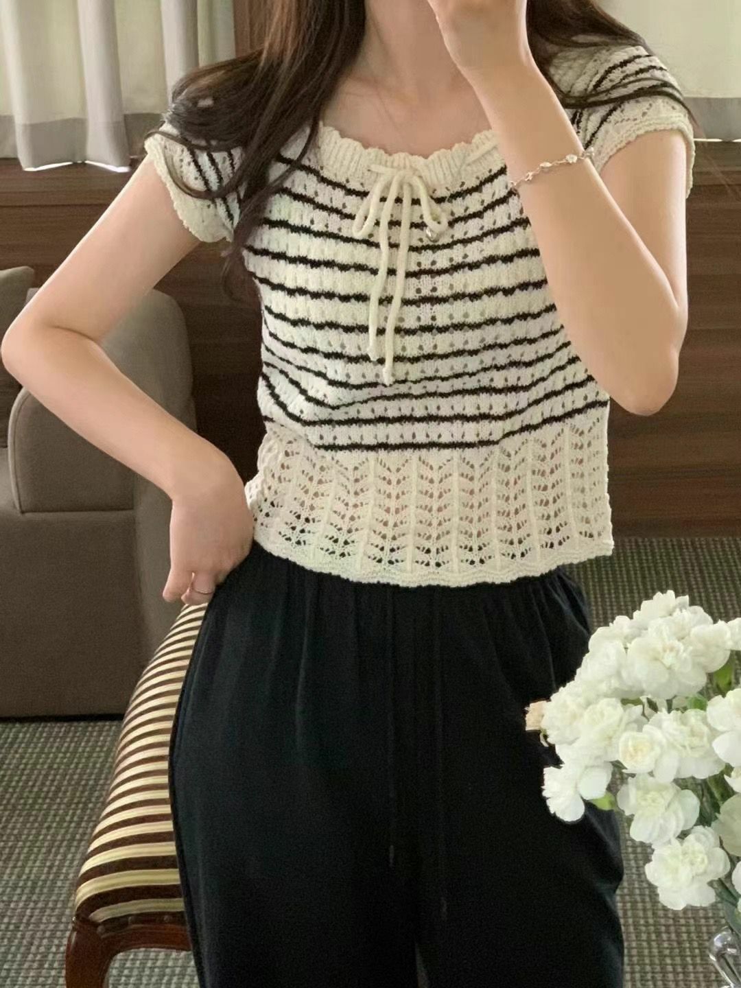 鏤空波浪領口針織上衣(黑色)