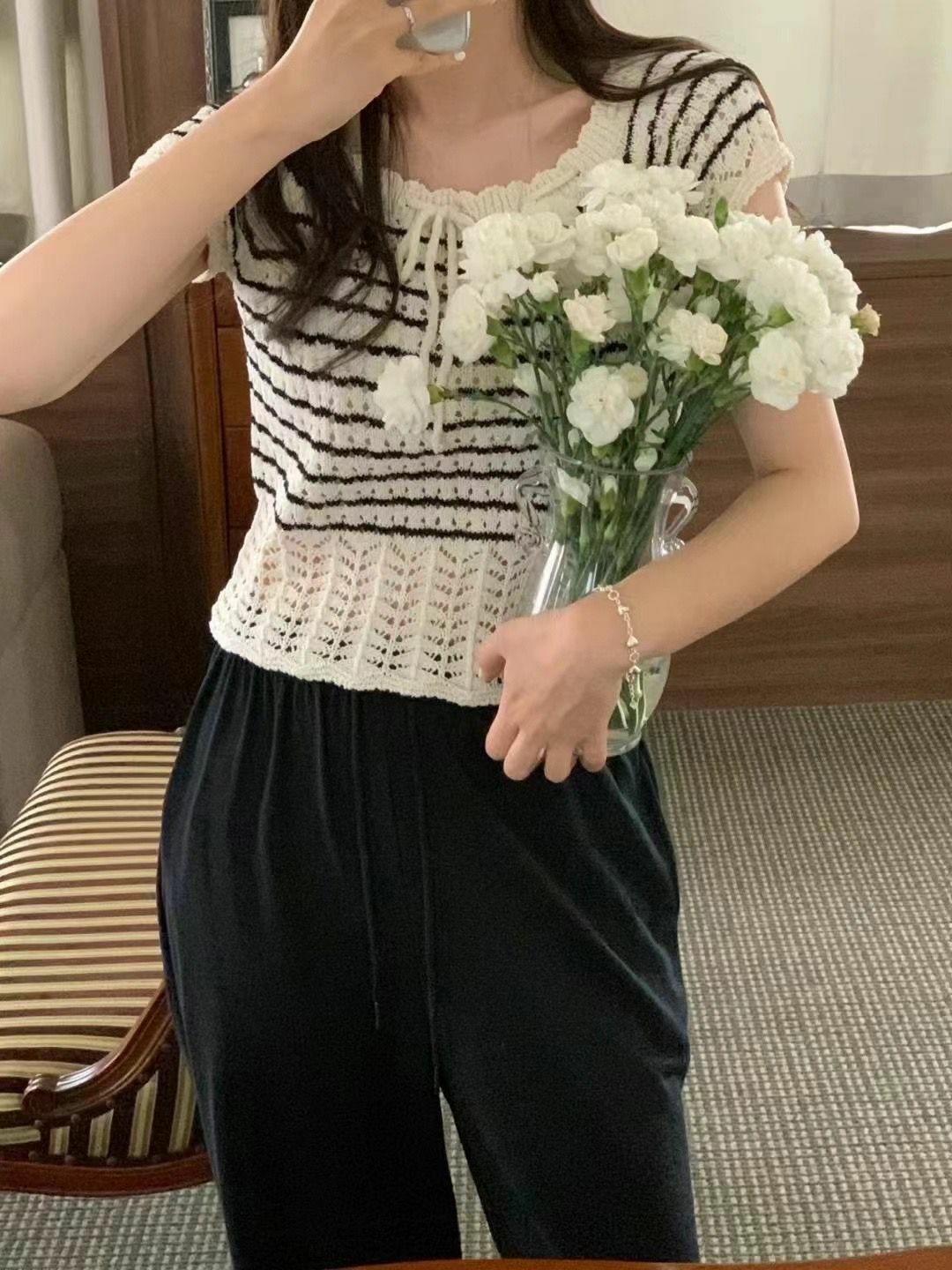 鏤空波浪領口針織上衣(黑色)