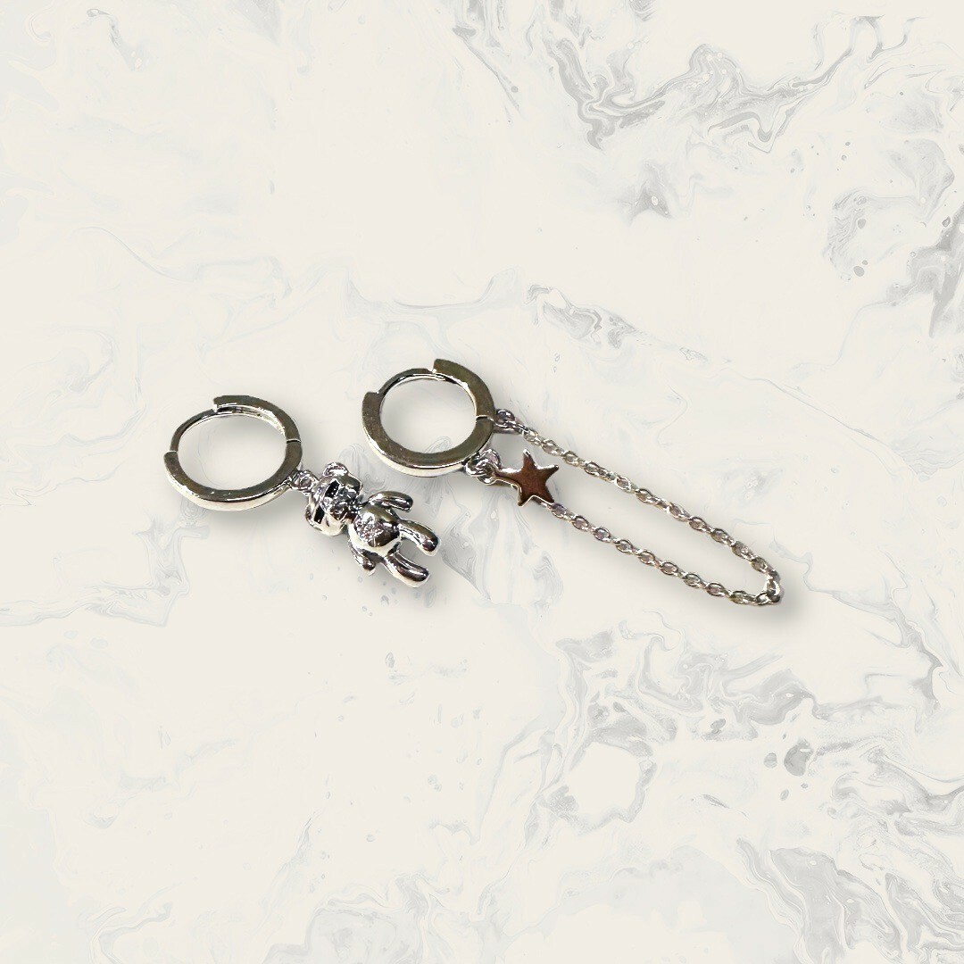 韓國直送-鋼針 不對稱 易扣 墨鏡熊熊+銀星星垂鍊 鍍白金