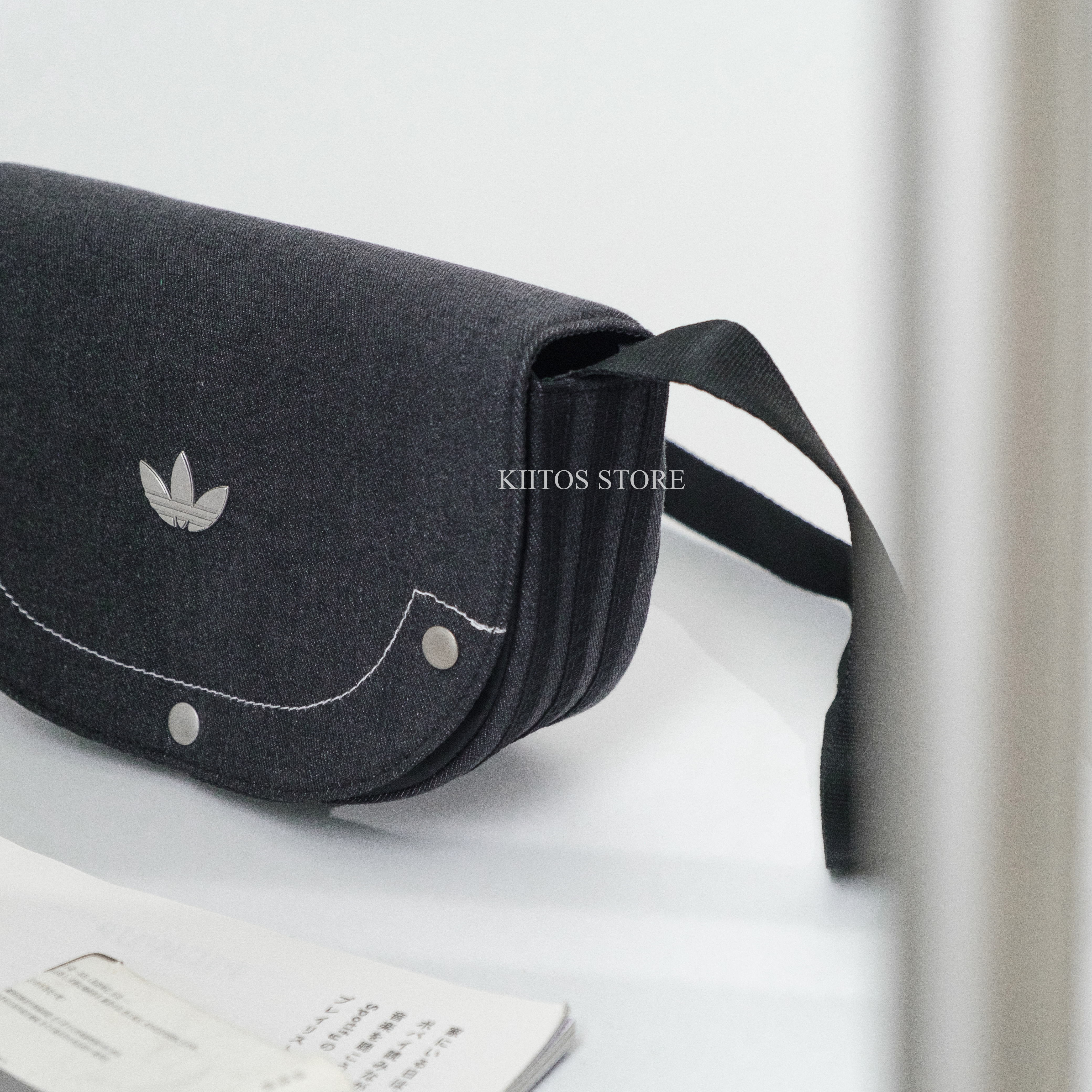 Adidas 肩背包 斜背 三葉草 按扣 3L 20L 牛仔黑 IT7366 IT7372
