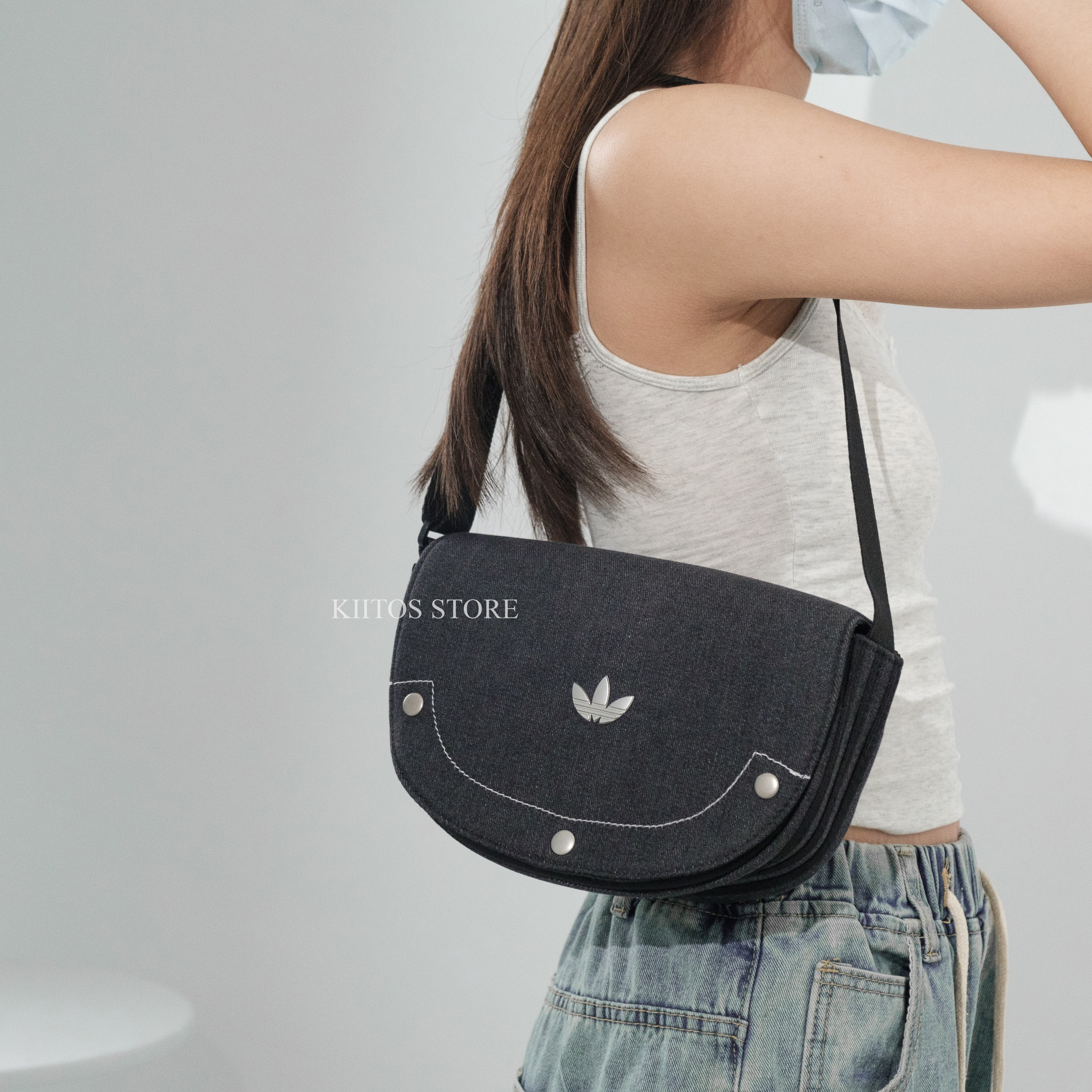 Adidas 肩背包 斜背 三葉草 按扣 3L 20L 牛仔黑 IT7366 IT7372